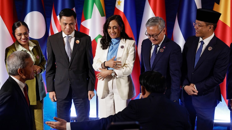 加拿大外长阿南德（Anita Anand）（中）2026年7月22日出席在菲律宾举行的东盟（ASEAN）外长会议。