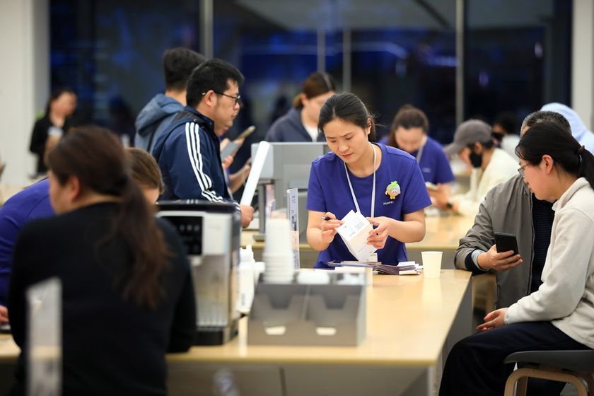 2026年9月，江苏淮安，市民在商场内选购数码商品。图：IC PHOTO