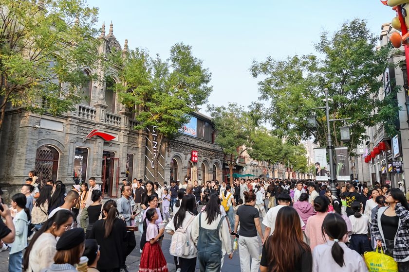 2026年9月27日，太原，钟楼街步行街人流涌动。图：视觉中国