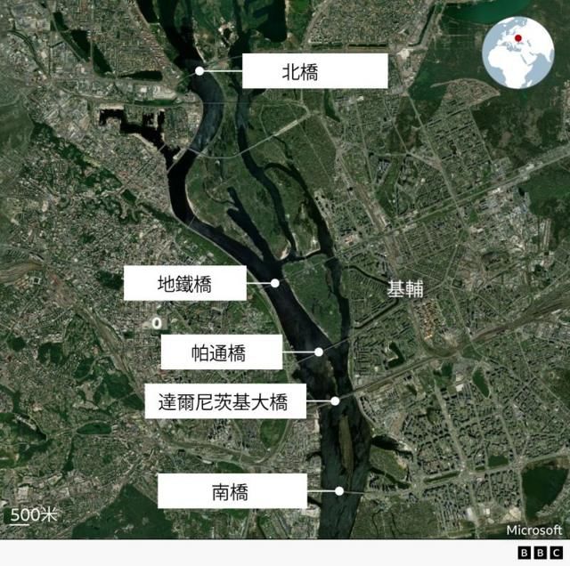 卫星影像显示横跨第聂伯河的桥梁，而这条河将基辅一分为二。BBC 位置示意地图则在地球仪上标示出基辅的位置。