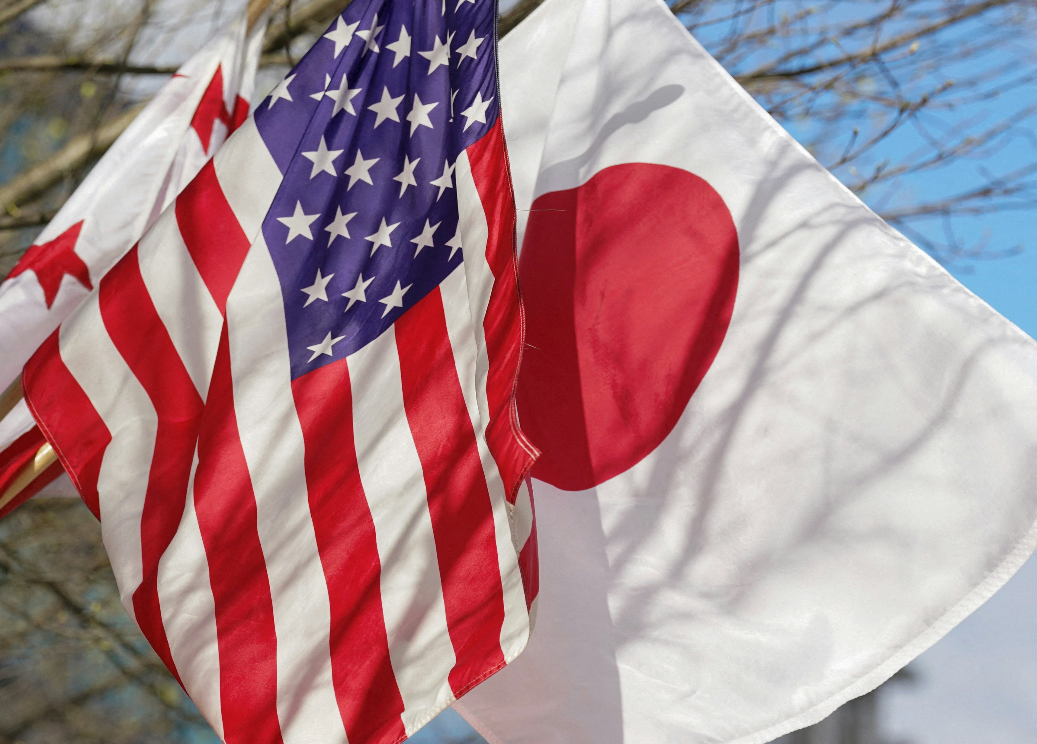美日关系:2024年4月5日,在前日本首相岸田文雄将对美国进行国事访问前夕,白宫外已装置日本和美国国旗。(Reuters)