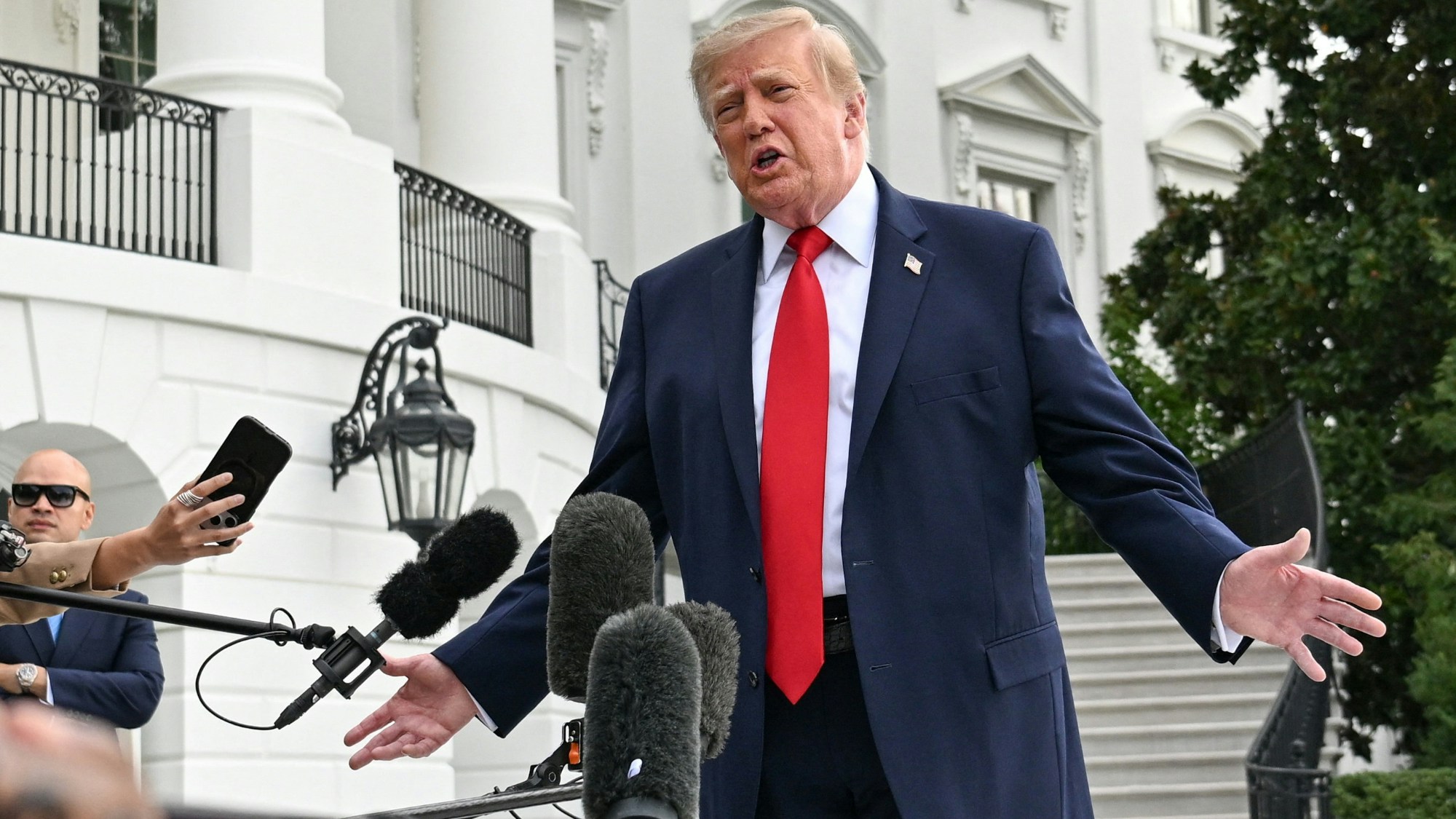 2026年9月26日，美国华盛顿特区，总统特朗普（Donald Trump）在白宫南草坪向媒体发表讲话。（Reuters）