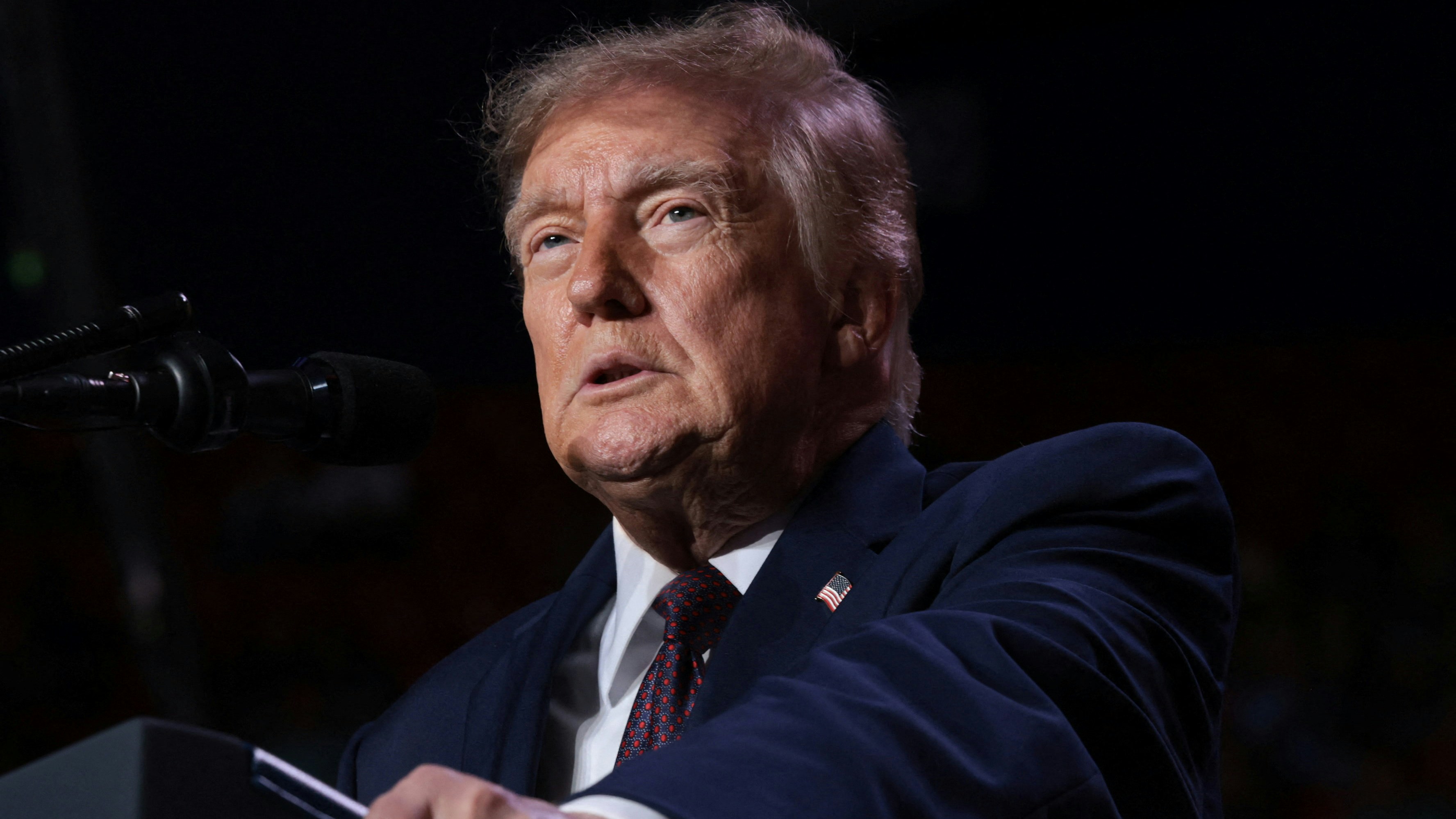 2026年10月2日，美国总统特朗普（Donald Trump，又译川普）在美国阿拉巴马州莫比尔举行的中期选举集会上发表讲话。（Reuters）