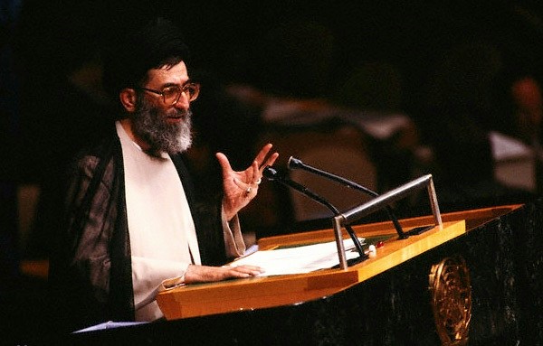 1987年9月22日，时任伊朗总统哈梅内伊站在这里，痛斥美国霸权。（WikiMedia）