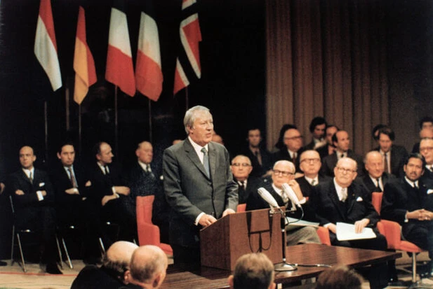1972年1月22日，英国等国加入欧洲经济共同体的签字仪式在布鲁塞尔的埃格蒙特宫举行。次年，英国正式成为欧共体成员。（图源：盖蒂图片社）