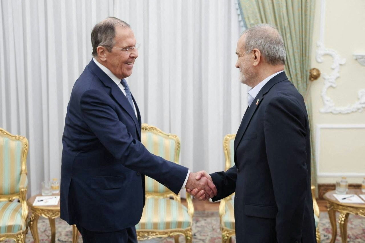 2026年10月19日，俄罗斯外交部长拉夫罗夫（Sergei Lavrov）到访德黑兰，与伊朗总统佩泽希齐扬（Masoud Pezeshkian）会面。（Russian Foreign Ministry/Handout via REUTERS ）