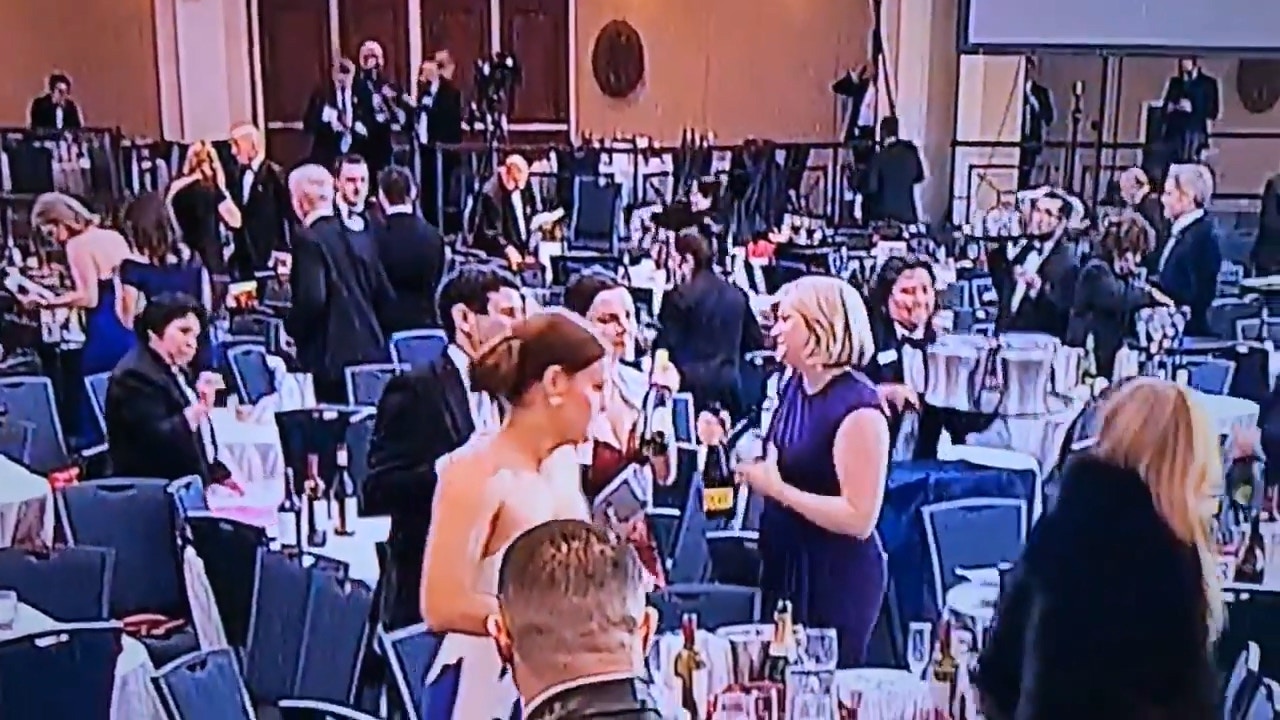 美国白宫记者协会晚宴发生枪击案，在事件过后的混乱场面中，有影片显示一名女子迅速从桌上拿取多瓶酒离开，引发网路热议。（图/翻摄自X@TeslaBoomerPapa）