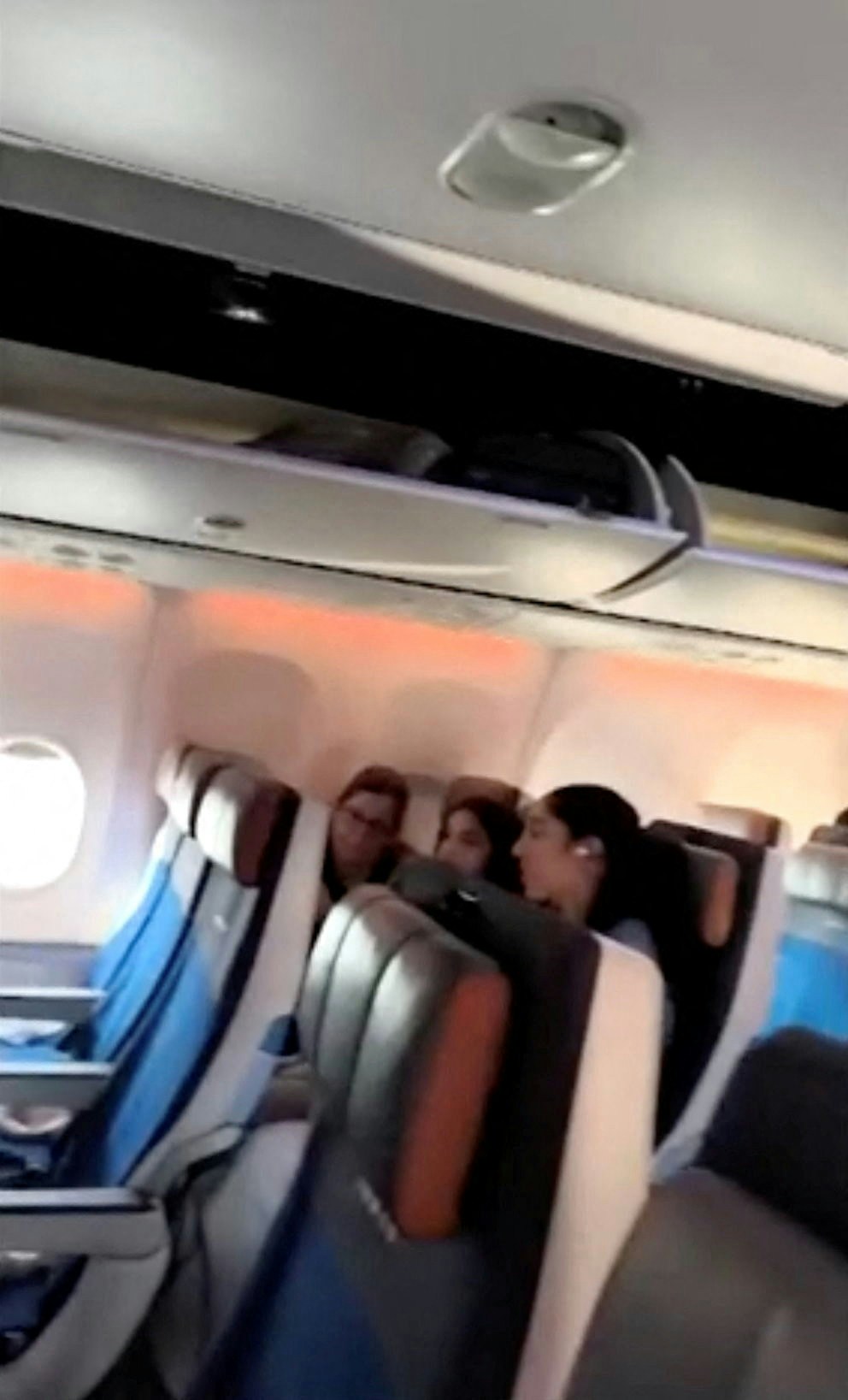 杜拜航空客机惊魂：机舱内部照片（路透社）