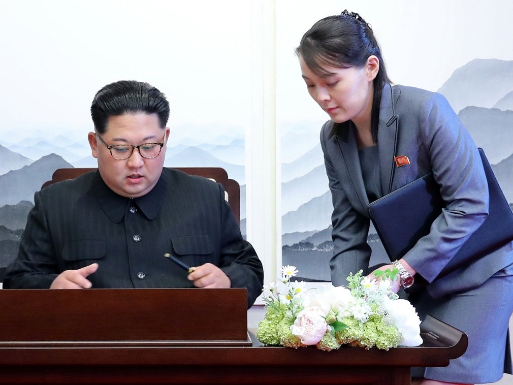 朝鲜领导人金正恩和妹妹金与正。（Reuters）