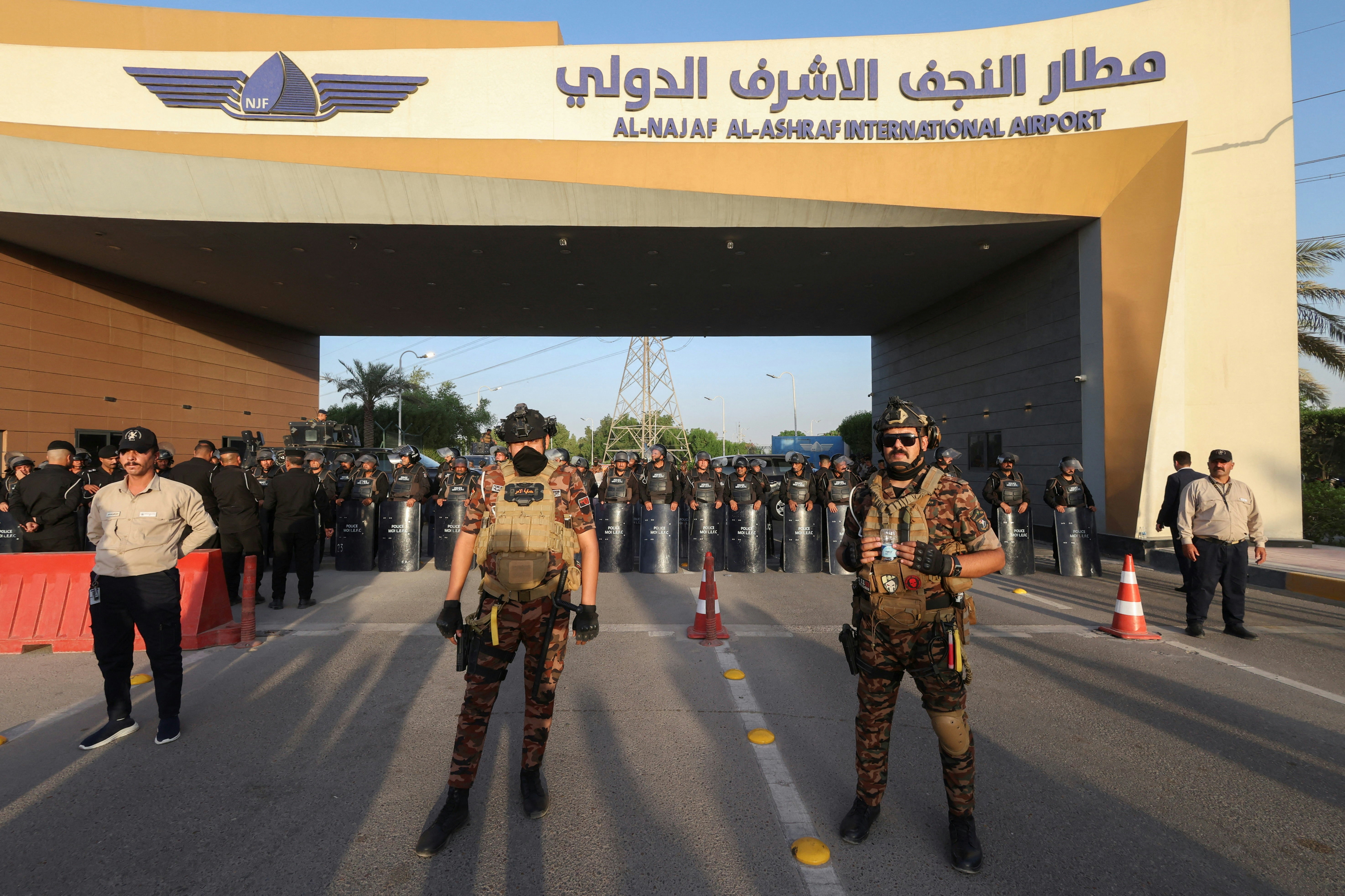 2026年9月28日，伊拉克纳杰夫（Najaf）国际机场外有民众集会，抗议美国对伊朗实施的制裁措施，影响到伊朗和伊拉克之间航班。（Reuters）