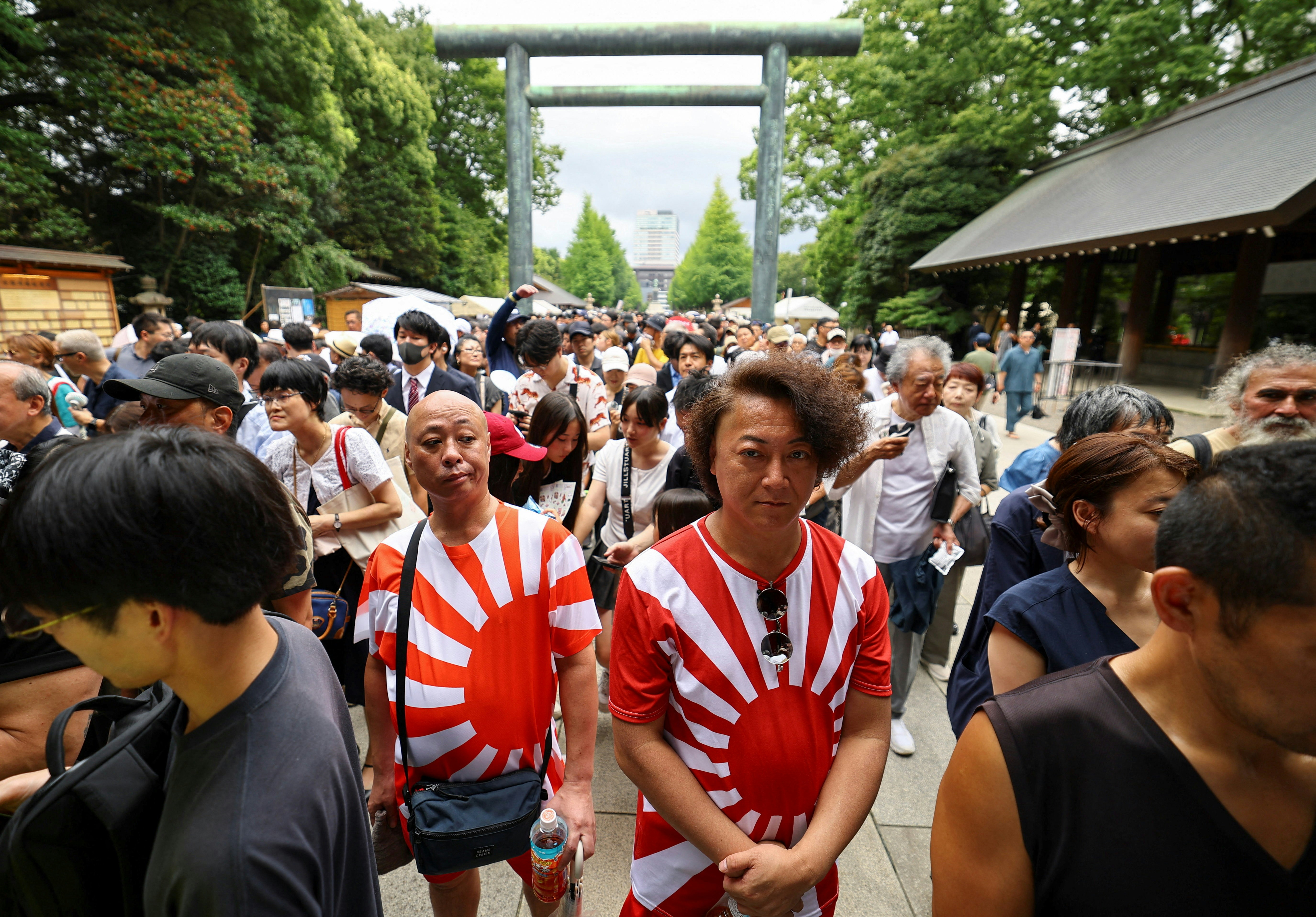 2026年8月15日，日本东京，身穿日本旭日旗主题服装的男子前往靖国神社，悼念二战阵亡将士，纪念日本在二战中投降81周年。（Reuters）