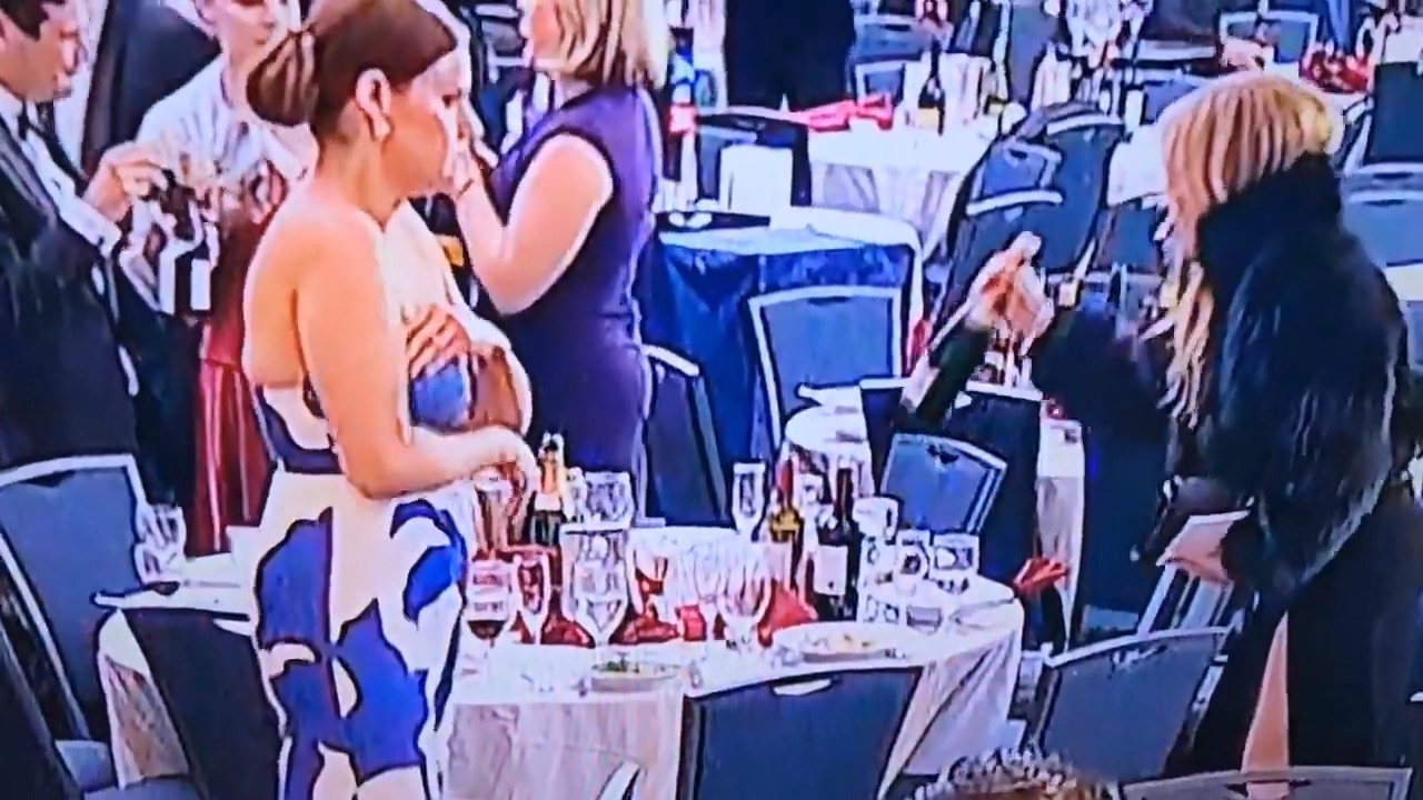 美国白宫记者协会晚宴发生枪击案，在事件过后的混乱场面中，有影片显示一名女子迅速从桌上拿取多瓶酒离开，引发网路热议。（图/翻摄自X@TeslaBoomerPapa）