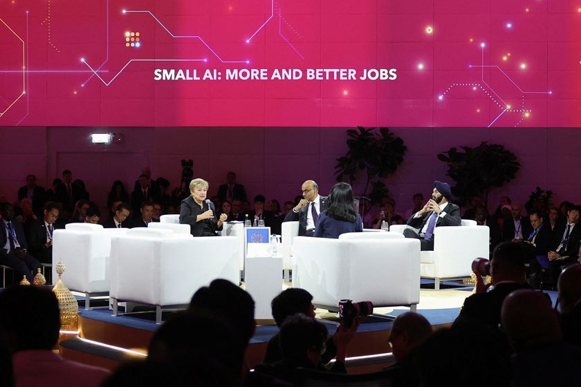 当地时间2026年10月12日，泰国曼谷，国际货币基金组织（IMF）总裁格奥尔基耶娃在诗丽吉王后国家会议中心举行的国际货币基金组织和世界银行集团2026年年会上发表讲话，新加坡总统尚达曼和世界银行集团行长在场旁听。图：IC photo