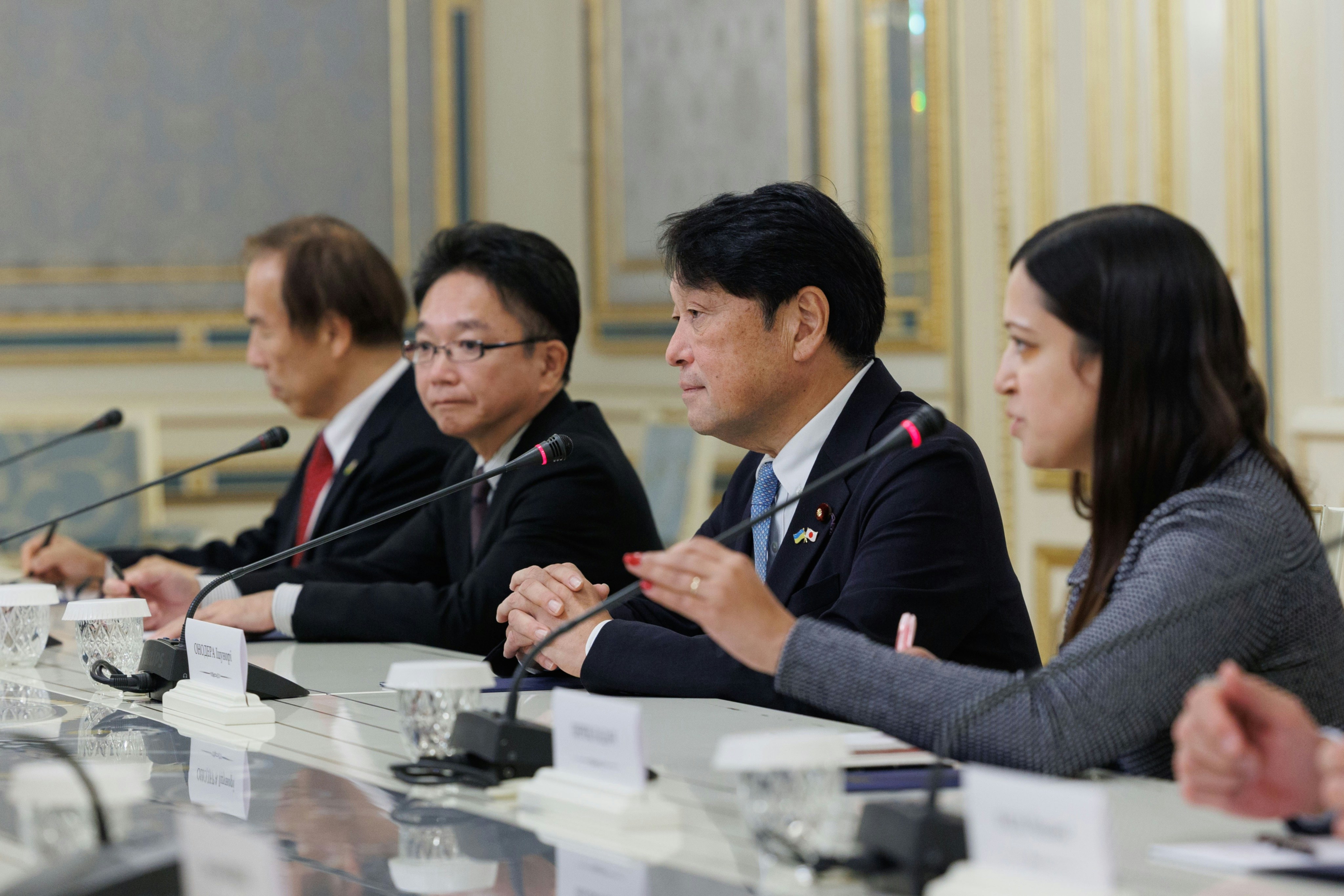 2026年10月1日，乌克兰总统泽连斯基（Volodymyr Zelenskyy，不在图中）与到访的日本前防卫大臣、执政自民党众议员小野寺五典（右二）率领的代表团举行会面。（X@ZelenskyyUa）
