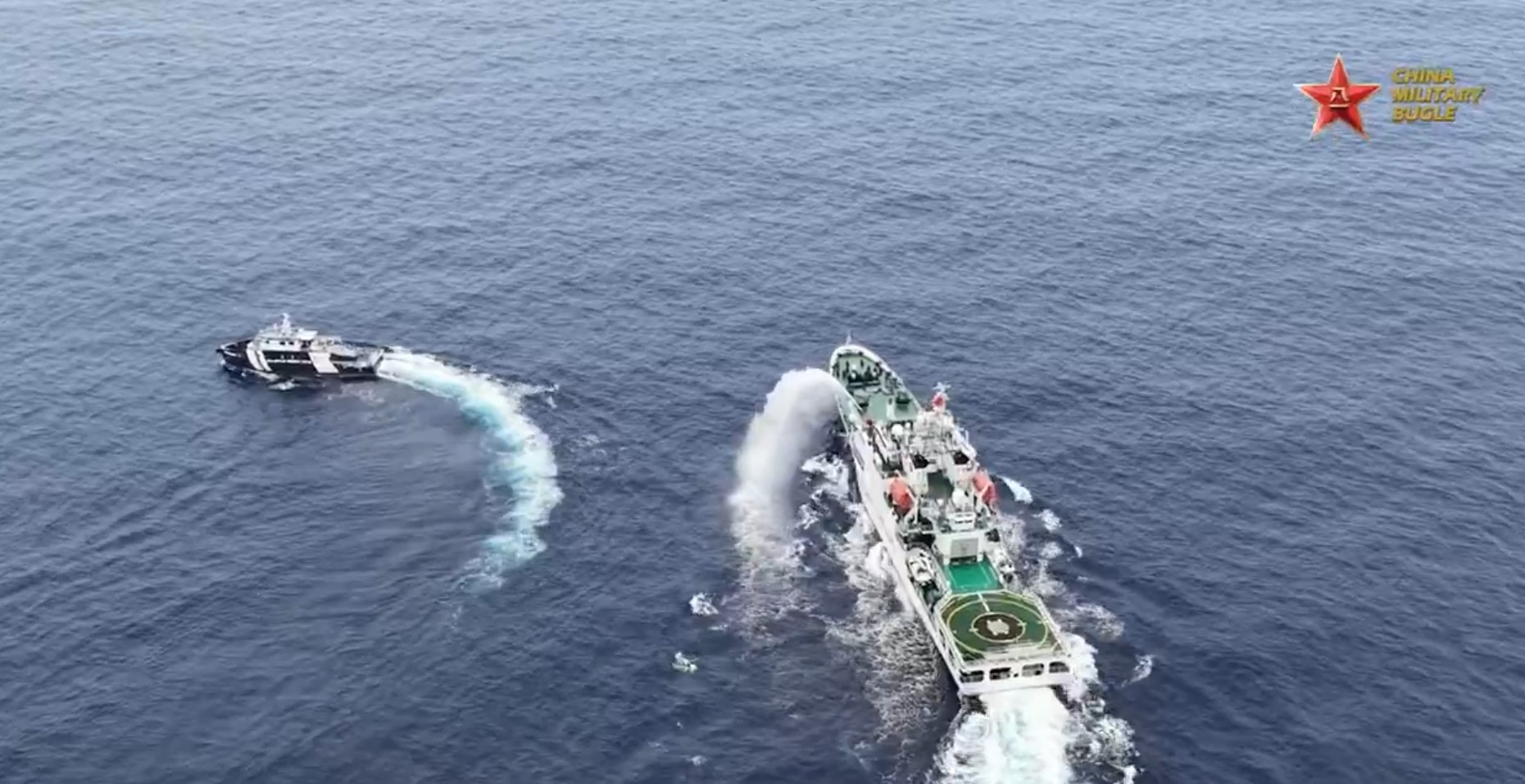 中国海警局指菲律宾多艘船2026年7月24日侵闯黄岩岛海域，公布射水炮驱离船只画面（影片截图）