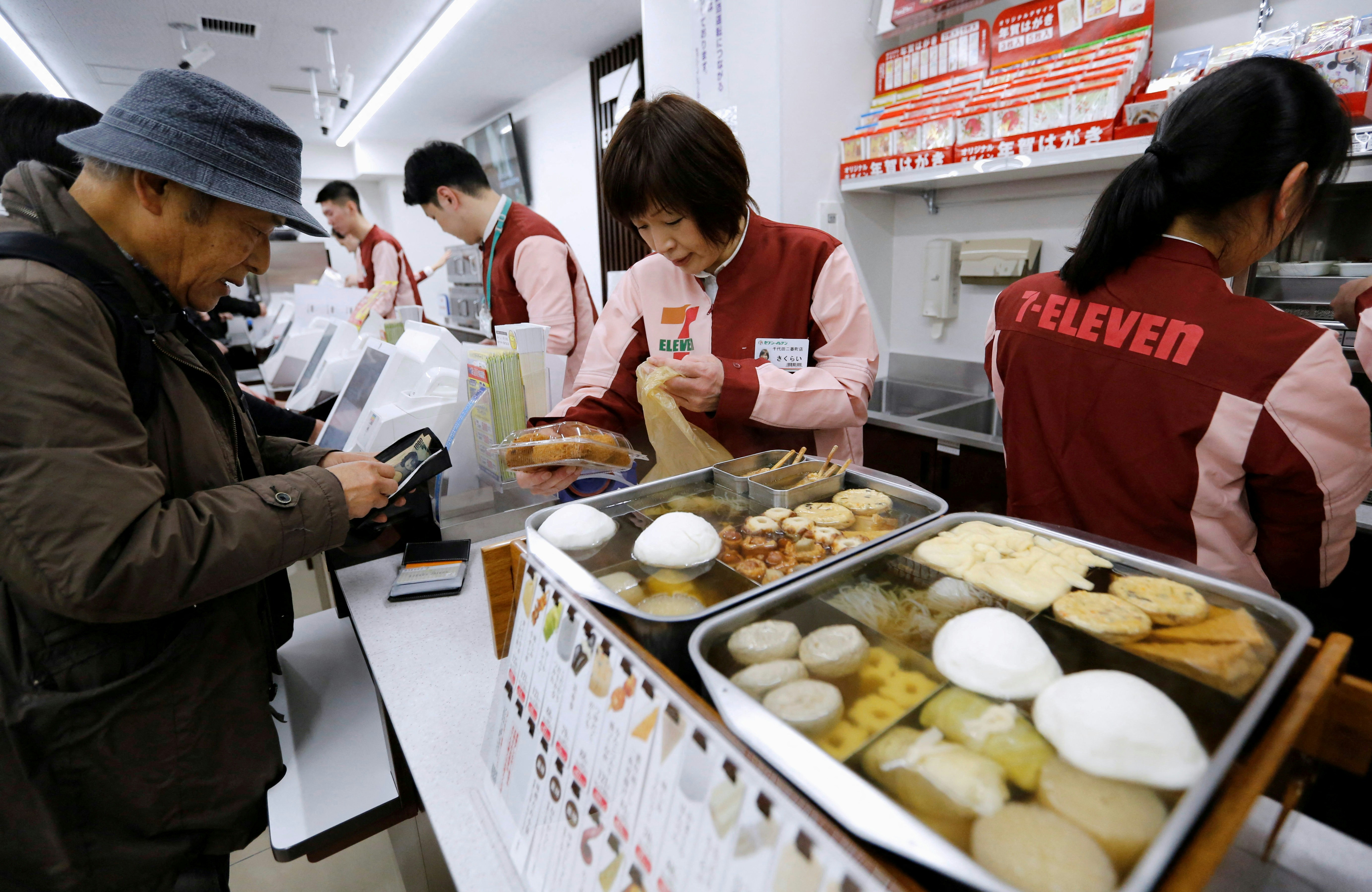 日本经济：图为2017年12月6日，7-11便利店的职员在店面工作。（Reuters）