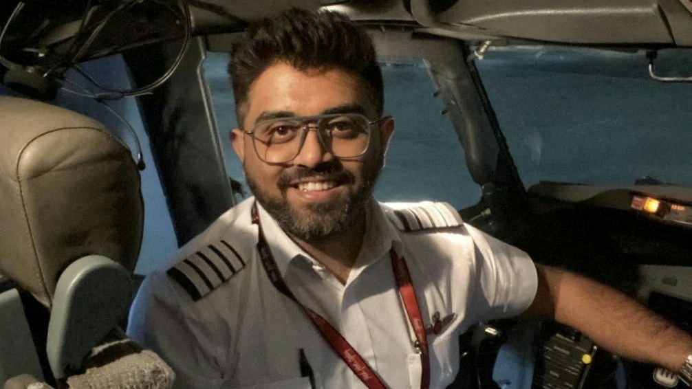 杜拜航空（FlyDubai）一架飞往以色列的班机9月30日发生副机师刺伤机长事件，乘客与其他机组人员随后合力制服行凶的副机师，班机紧急降落沙特。图为印度籍机长马赫查尔（Smit Machchhar）。（Reuters）