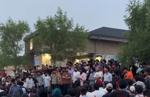 在求助无门下，约千名学生发起集会，抗议加大拿政府收紧留学生工作签证的安排。（Facebook「RED FM Report」影片截图）