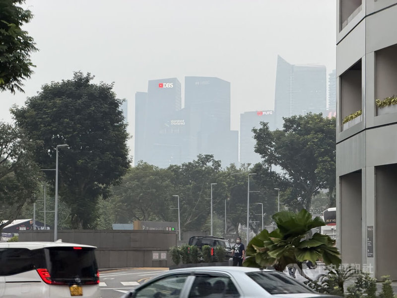 印尼森林野火产生的霾害跨境影响邻近国家，图为新加坡市区建筑被灰蒙蒙的烟霾笼罩。中央社记者吴升鸿新加坡摄　115年10月15日