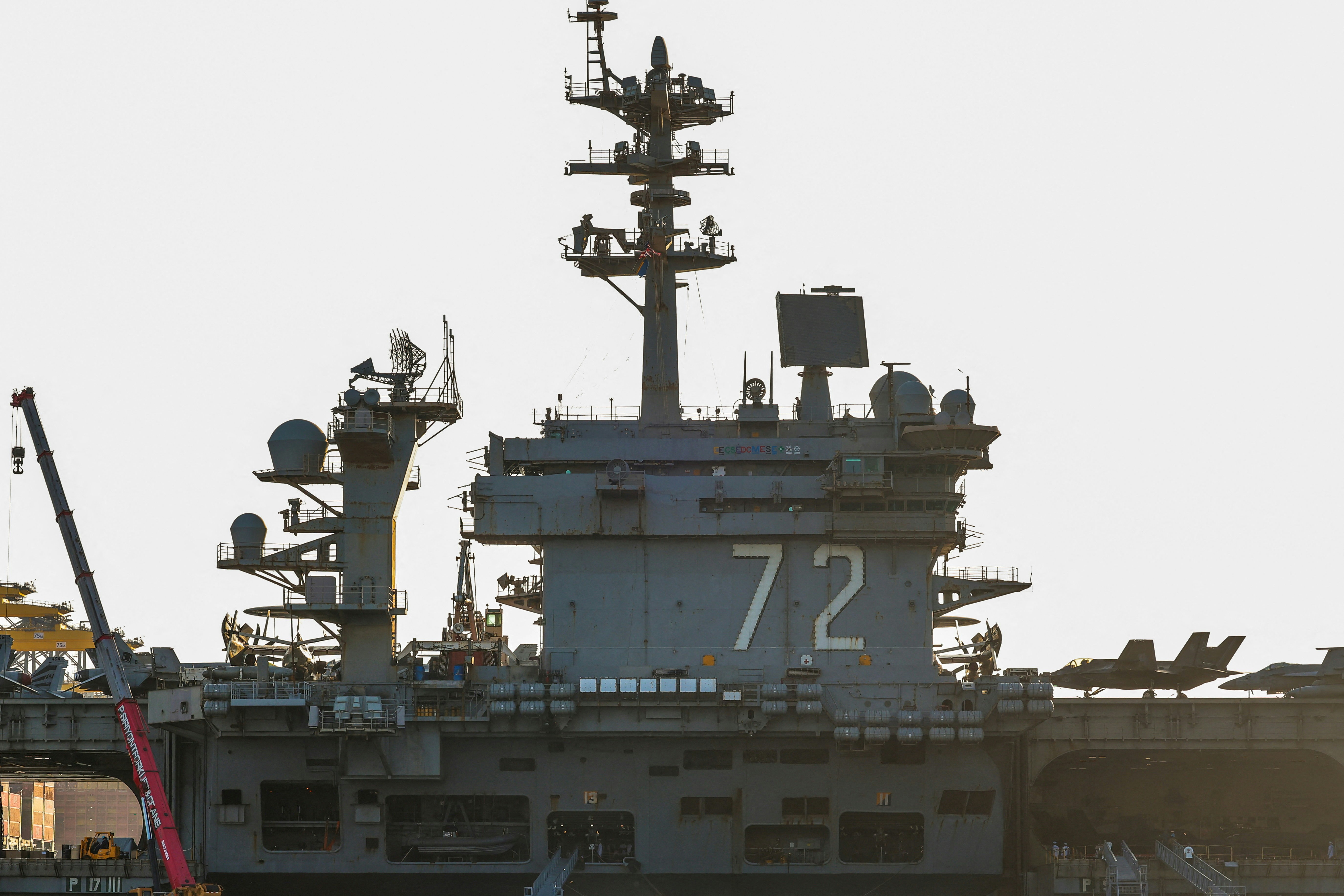 美国海军「林肯号」（USS Abraham Lincoln）航空母舰自去年11月离开母港圣地牙哥后，在海上度过286天，2日抵达泰国东部林查班港。（路透社）