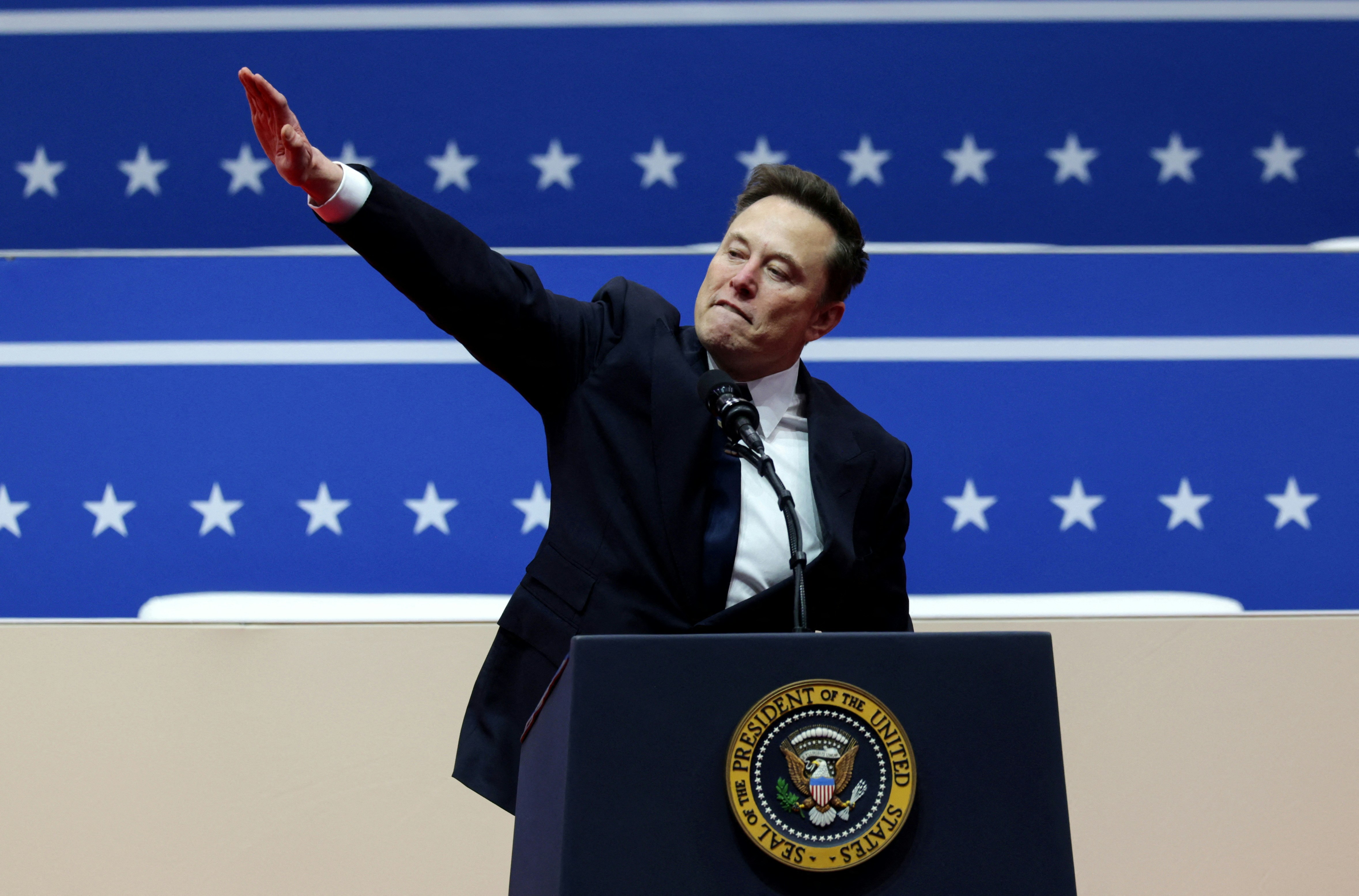 2025年1月20日，特朗普（Donald Trump）开展第二任美国总统任期当日，马斯克（Elon Musk）在华盛顿 Capital One体育场的讲台上做出疑似纳粹礼的手势。（Reuters）