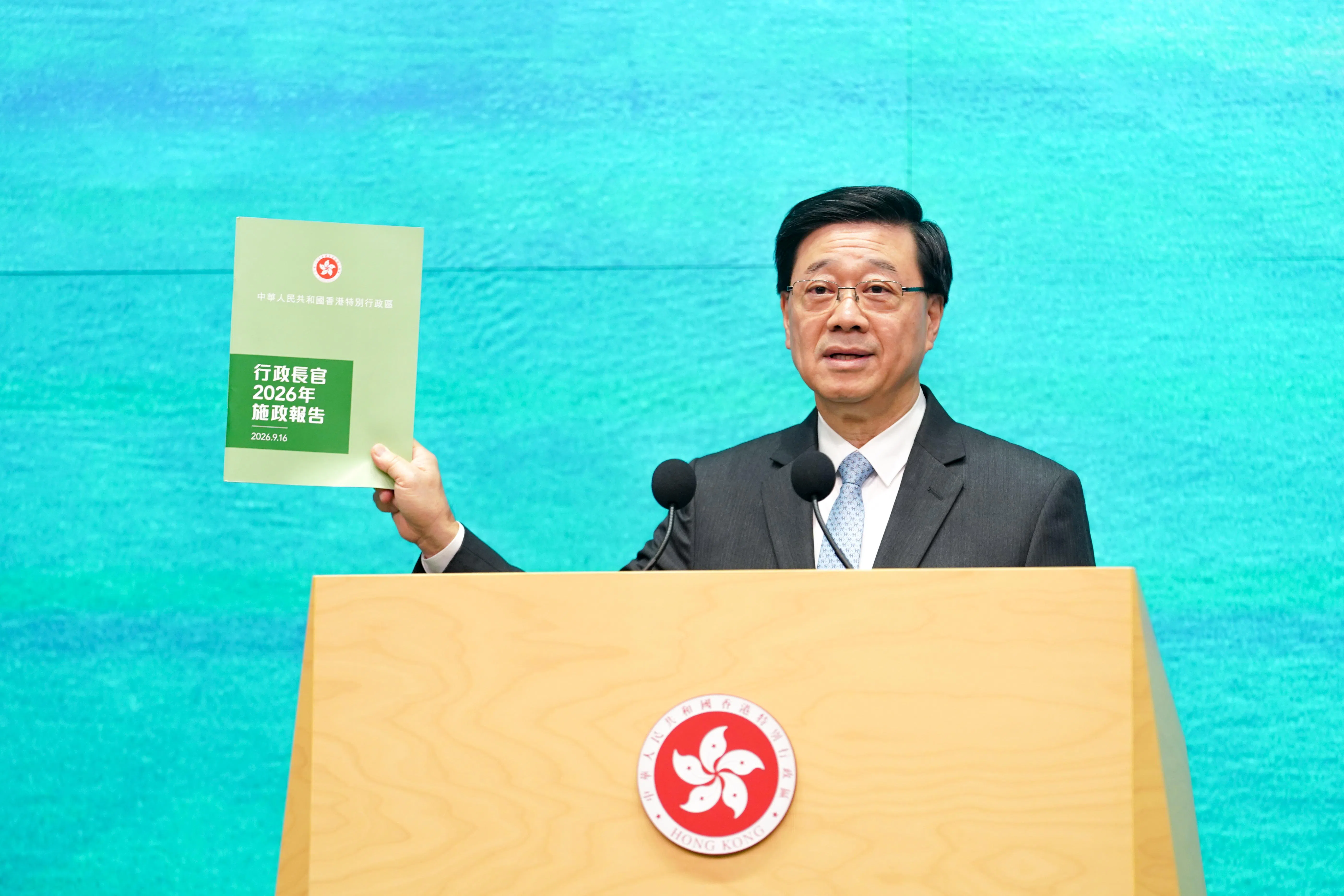 港府9月16日发表的新一年度施政报告宣布推出11项“组合拳”措施,激励港人生育。图为香港特首李家超9月15日会见传媒展示施政报告文本。(中新社)
