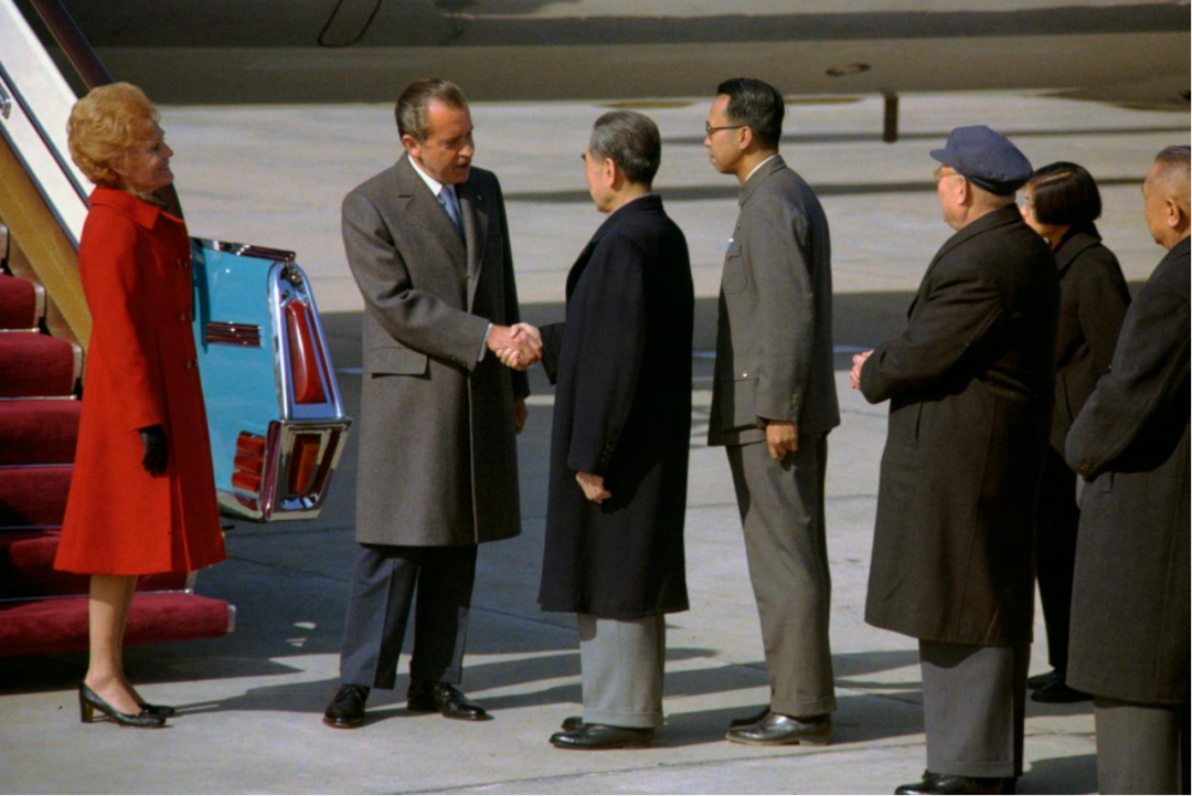 ◆ 1972年2年2月，美国总统理查德·尼克松抵达北京首都国际机场与中国国务院总理周恩来握手。（图源：美国国家档案与记录管理局）