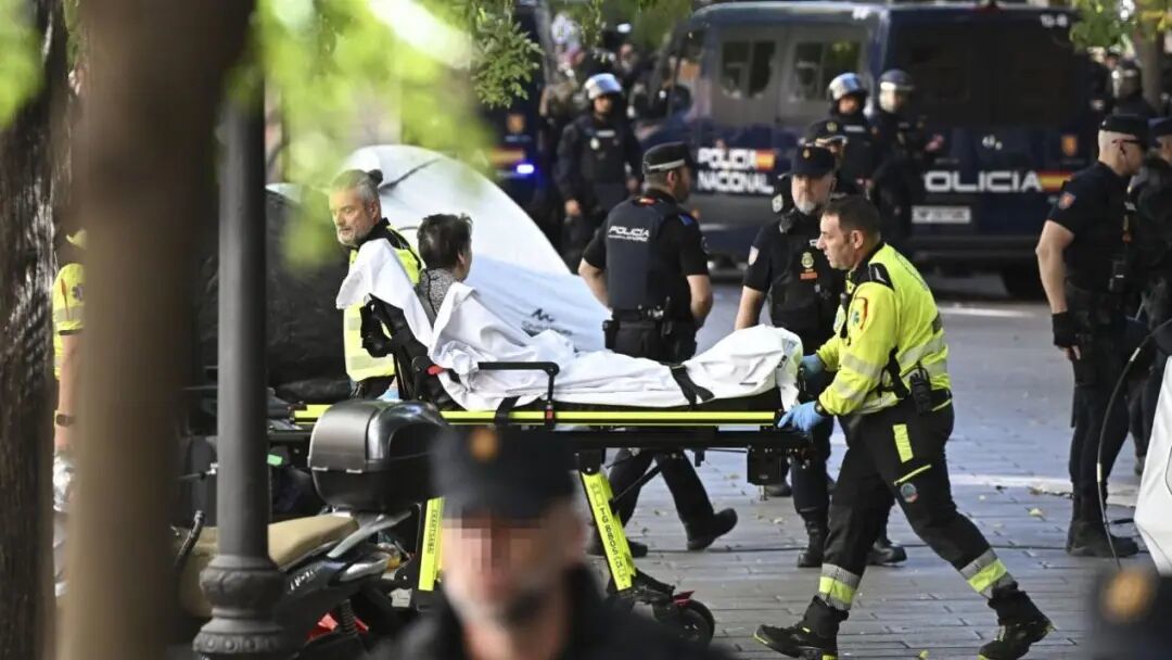 9月23日，玛丽卡门被工作人员用担架抬出家门。（图源：埃菲社）