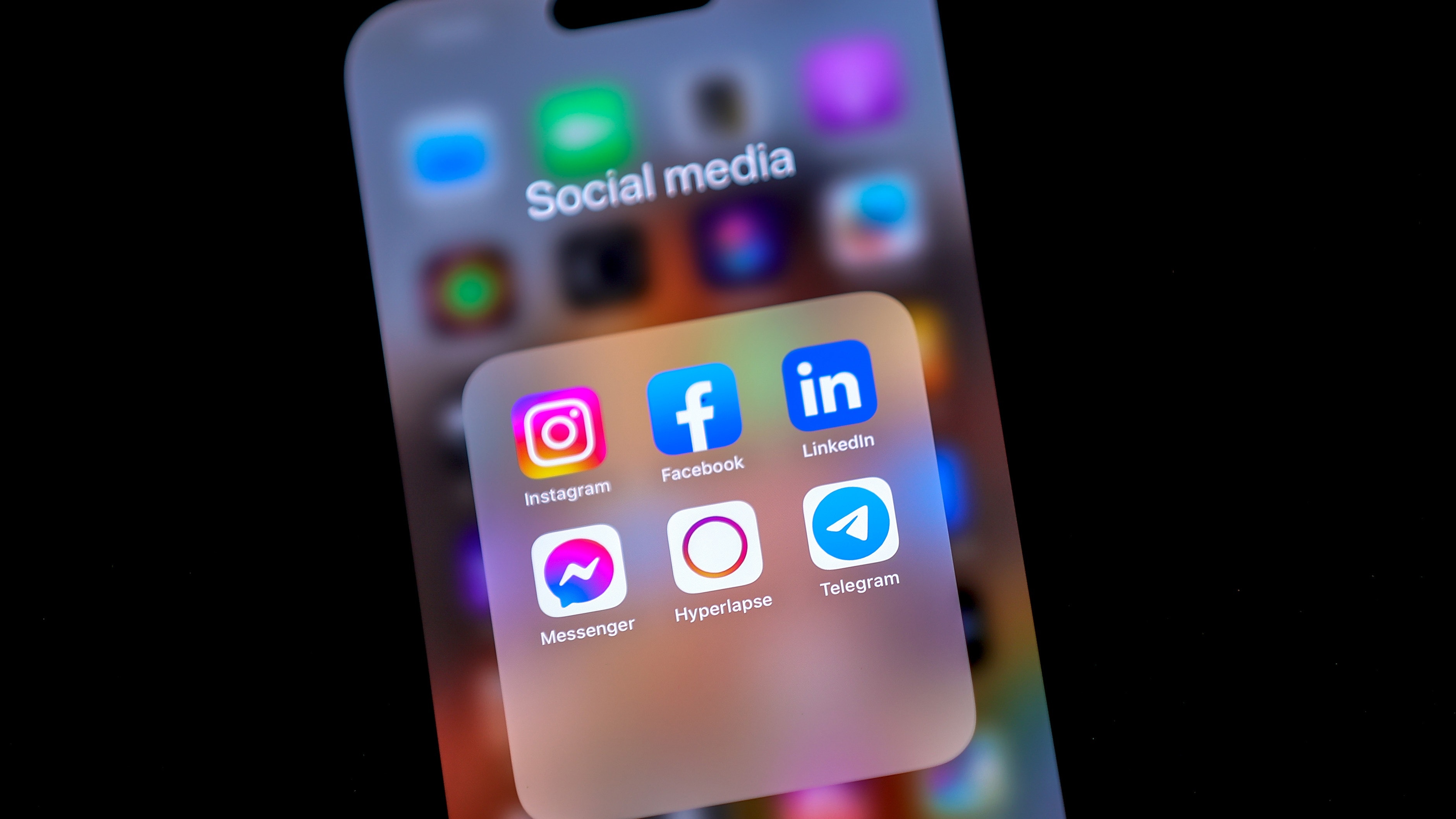 社交媒体： In this photo illustration, the logos of social media applications Instagram, Facebook, LinkedIn, Messenger, Hyperlapse and Telegram are displayed on a cellphone screen on April 26, 2023 in Rio de Janeiro, Brazil.  （Getty）