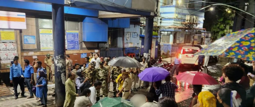2026年10月17日，印度加尔各答（Kolkata）举行的庆祝印度教杜尔迦女神节的活动现场发生人踩人事故，造成至少18人死亡，其中包括13名妇人和1名儿童，另有至少25人受伤。据英国广播公司（BBC）报道，意外发生时突然天降暴雨，目击者称，突如其来的暴雨引发大量人群涌向出口避雨。（网络图片）