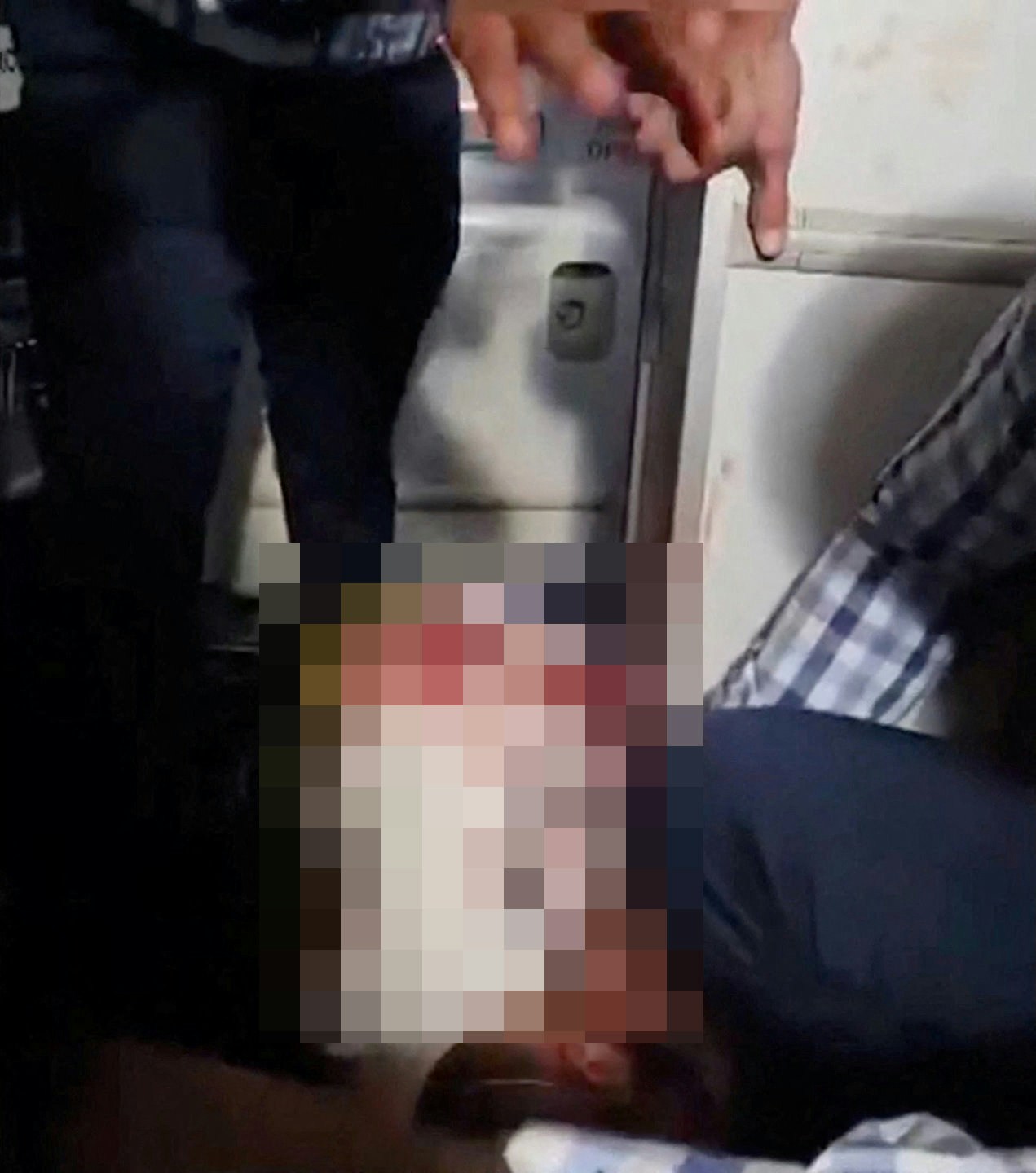 杜拜航空客机惊魂：以色列传媒报道，影片显示机长当时浑身是血，躺在驾驶舱外地板（路透社）