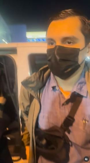 一名在现场自报姓名为「Jing Zhao」的华人女子，在机场航站楼外被多名便衣人员控制并带上一辆白色厢型车。面对旁人的追问，现场人员确认自己属于美国移民与海关执法局（ICE），并称带走女子的原因是「违反移民规定」。（IG@veganchefchristucker影片截图）