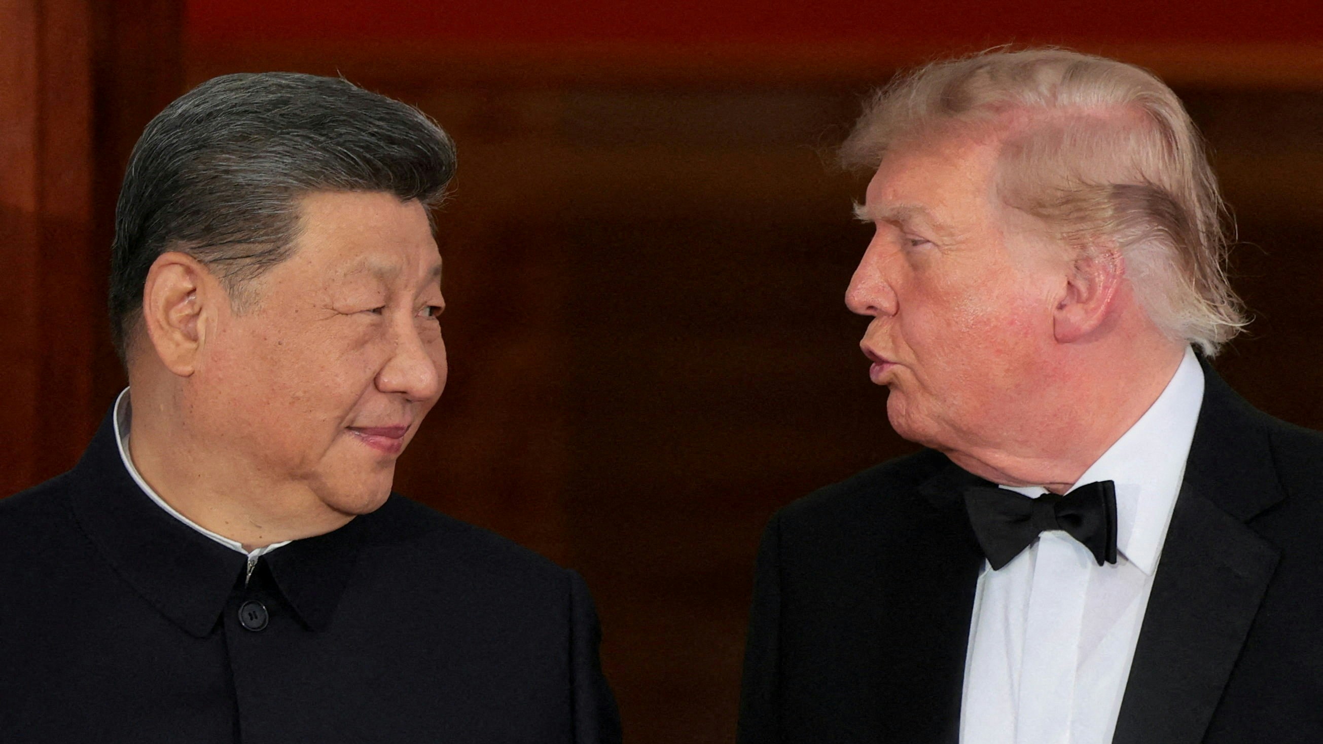 2026年9月24日，美国华盛顿，总统特朗普（Donald Trump，右）在白宫北门廊迎接中国国家主席习近平（左）出席国宴。