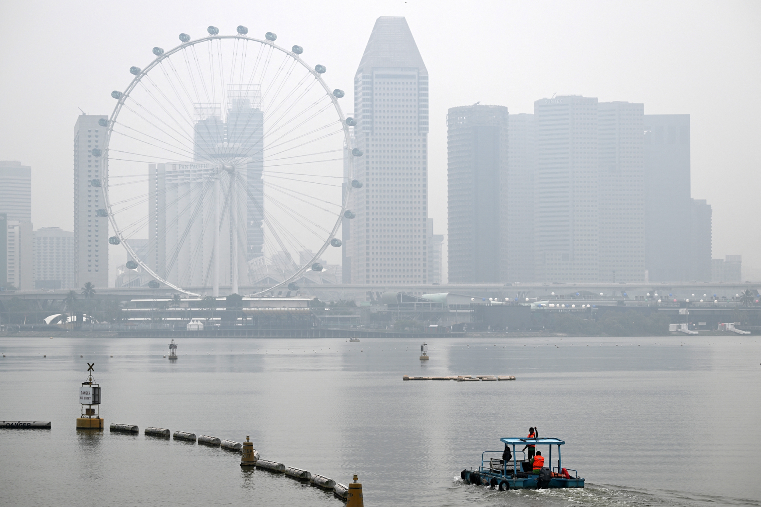2026年9月28日,新加坡的城市天际线被一层灰蒙蒙的烟霾笼罩。(Roslan Rahman/AFP via Getty Images)