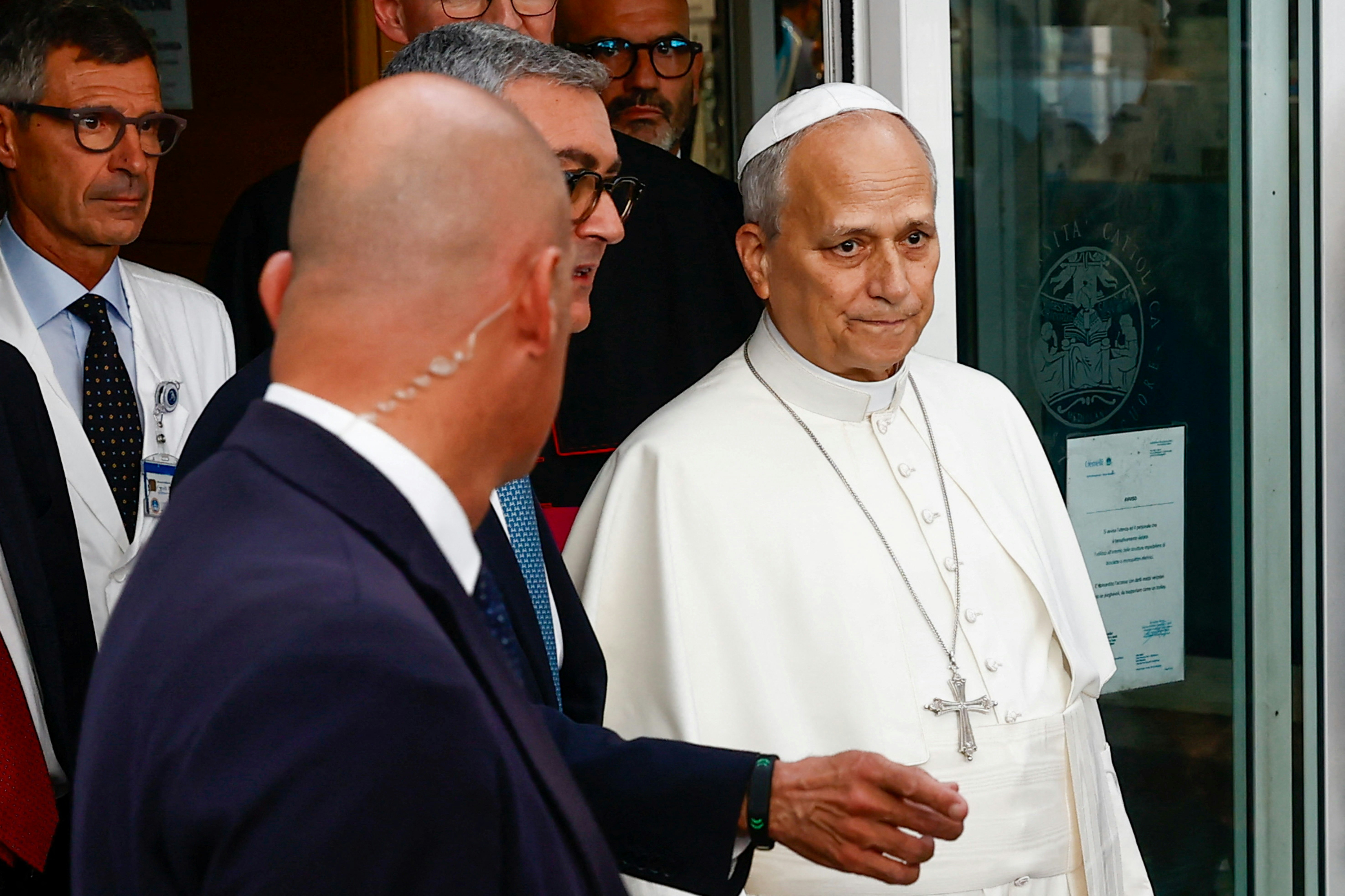 2026年10月17日，教宗良十四世（Pope Leo XIV）在住院4天后，离开位于罗马的医院（Reuters）