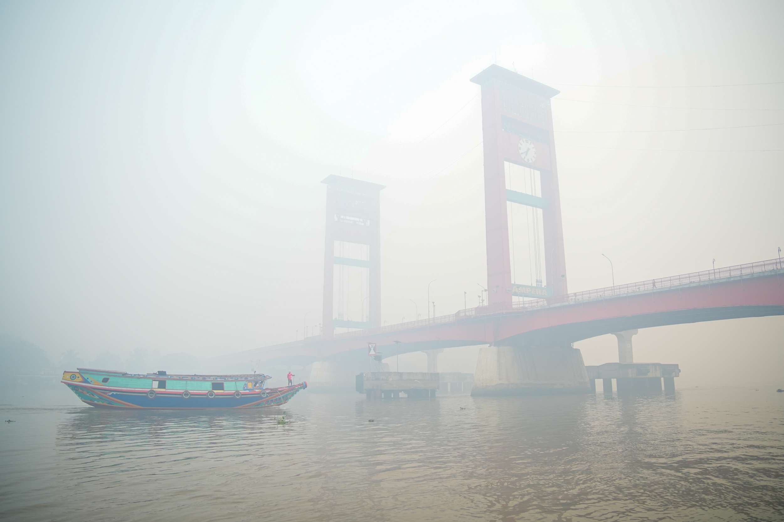 2026年10月5日,苏门答腊岛南部的穆西河(Musi River)笼罩在一片烟霾之中。(Al Zulkifli/AFP via Getty Images)