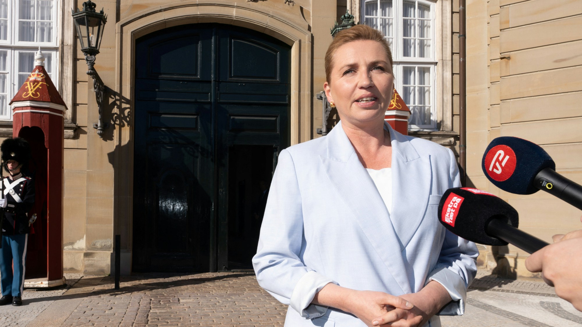 2026年5月8日,丹麦首相弗雷泽里克森(Mette Frederiksen)在哥本哈根与丹麦国王腓特烈十世(King Frederik X,又译弗雷德里克或佛瑞德里克)会晤后接受媒体采访。(Reuters)