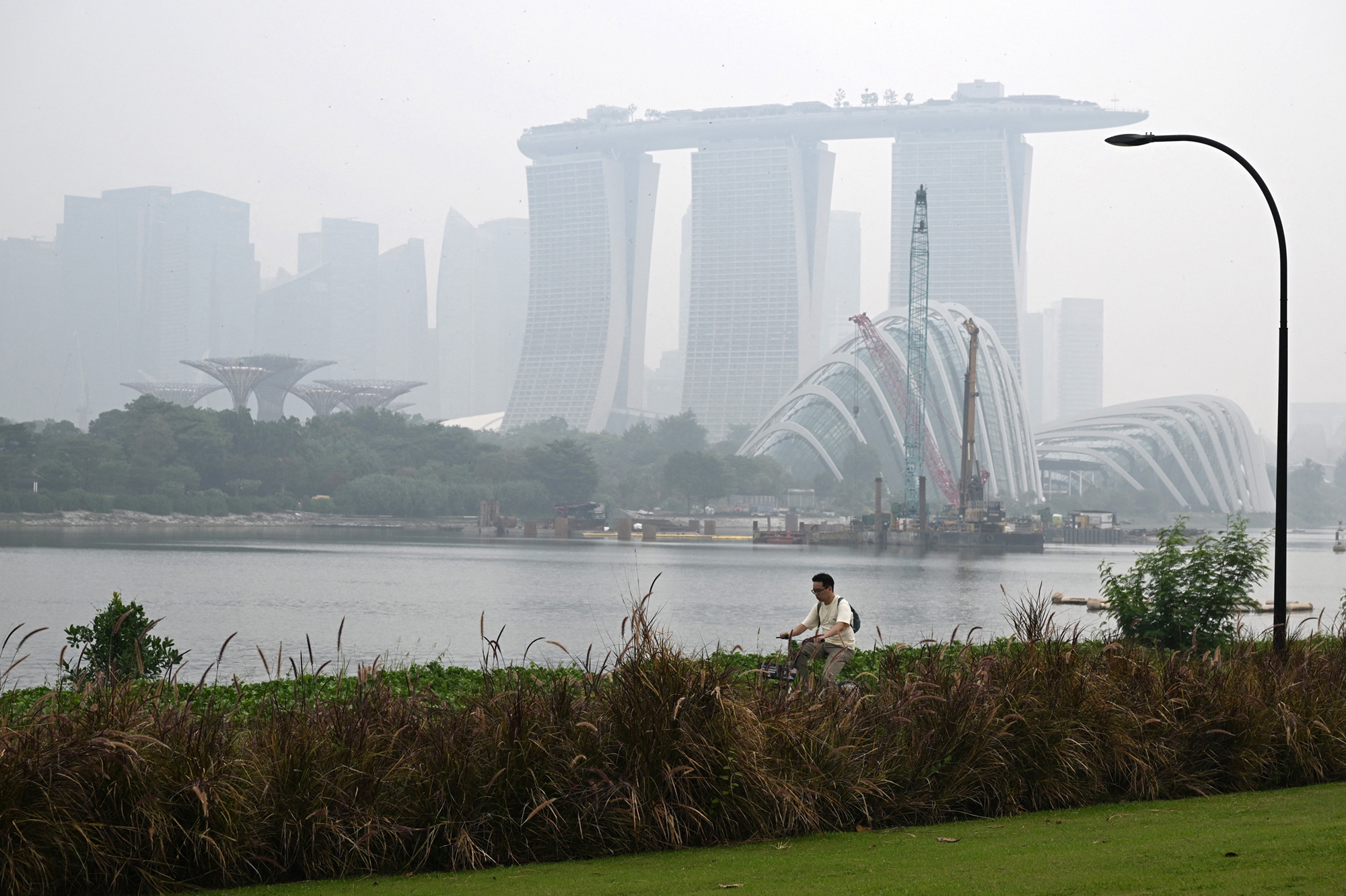 2026年9月28日,新加坡的城市天际线被一层灰蒙蒙的烟霾笼罩。(Roslan Rahman/AFP via Getty Images)