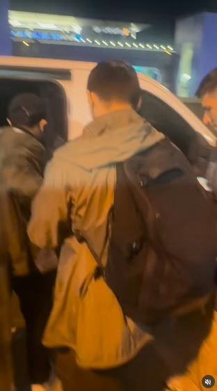 一名在现场自报姓名为「Jing Zhao」的华人女子，在机场航站楼外被多名便衣人员控制并带上一辆白色厢型车。面对旁人的追问，现场人员确认自己属于美国移民与海关执法局（ICE），并称带走女子的原因是「违反移民规定」。（IG@veganchefchristucker影片截图）