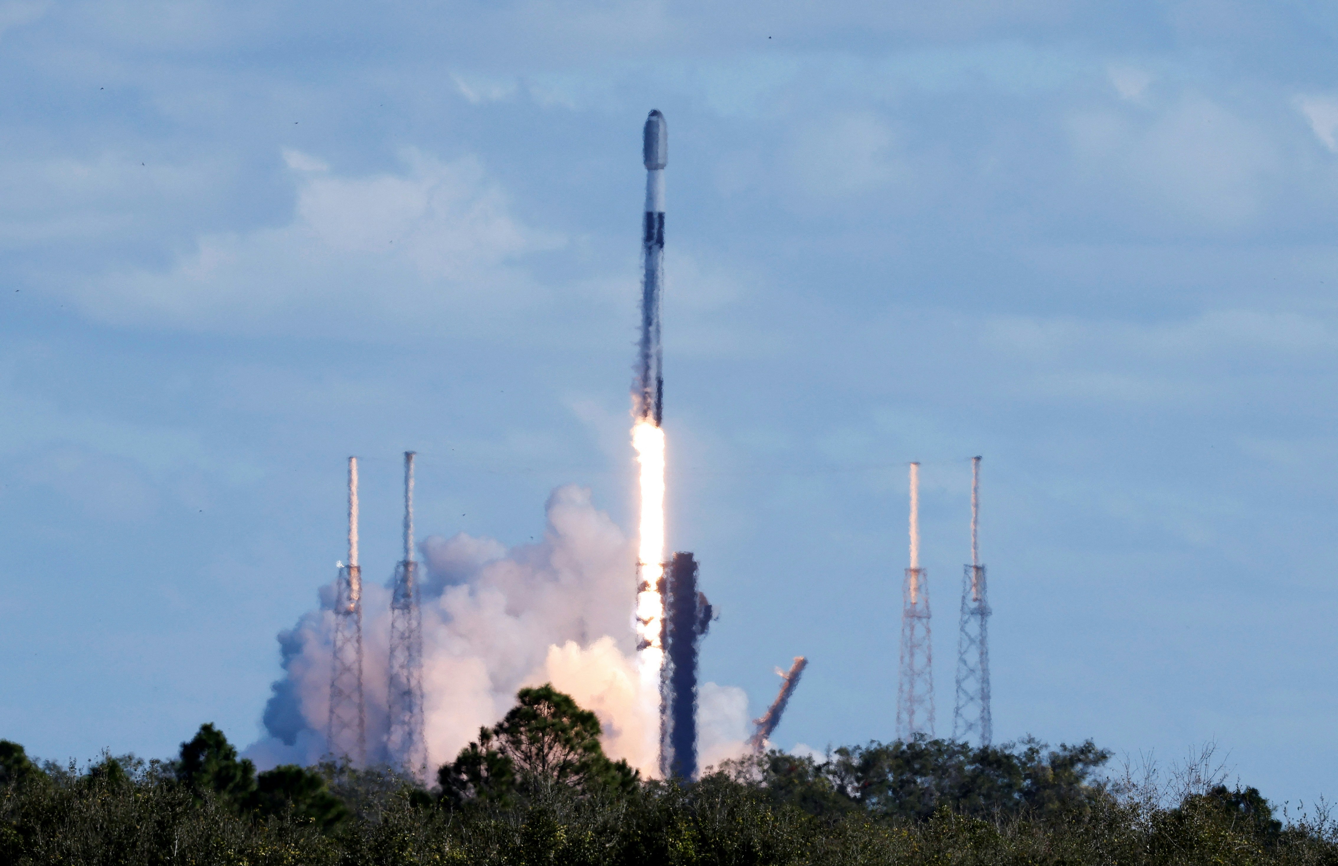 2025年1月10日，SpaceX的Falcon 9火箭装着星链卫星在佛罗里达州发射。（Reuters）