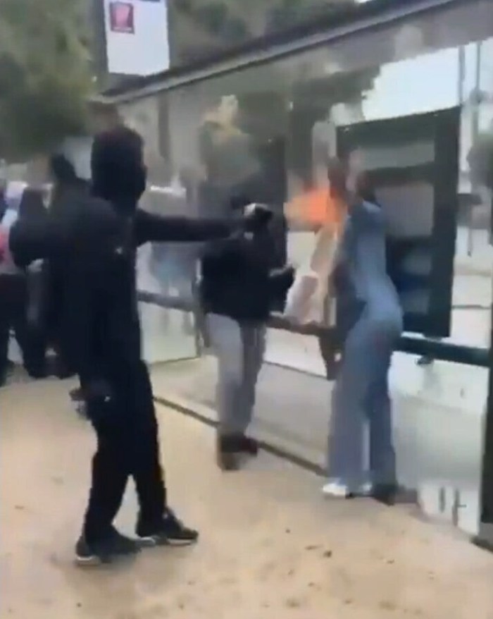 2026年10月4日，法国近日爆发针对教育资源匮乏的抗议活动。据英报道，法国警方逮捕了一名15岁男孩，此前一段学生抗议影片显示，一名头戴兜帽的疑犯用自制的火焰喷射器向一名女子脸部喷射火焰，导致她遭受一度烧伤。（X@europa）
