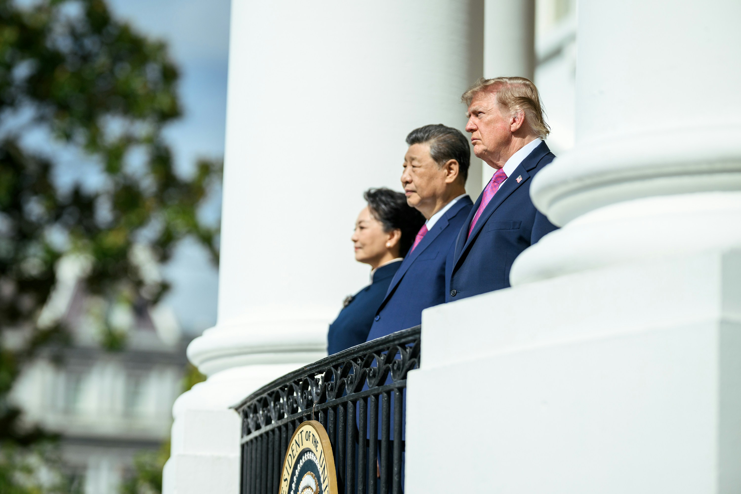 2026年9月24日，美国总统特朗普（Donald Trump，右）在华盛顿白宫欢迎到访的中国国家主席习近平（中）。（X@WhiteHouse）