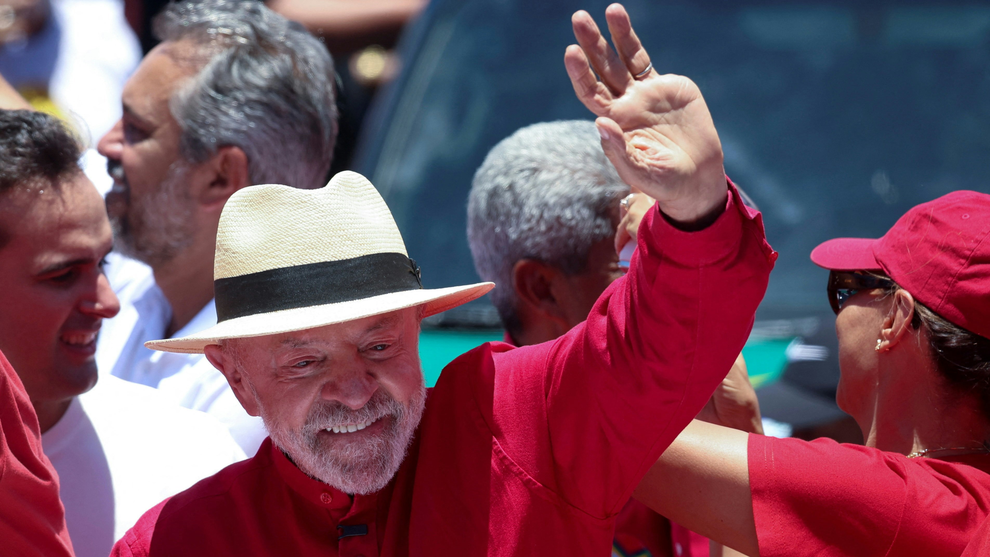 2026年10月10日，巴西总统卢拉（Luiz Inacio Lula da Silva）代表劳工党（PT）竞逐连任，在纳塔尔（Natal）出席为大选次轮投票造势的竞选集会。（Reuters）
