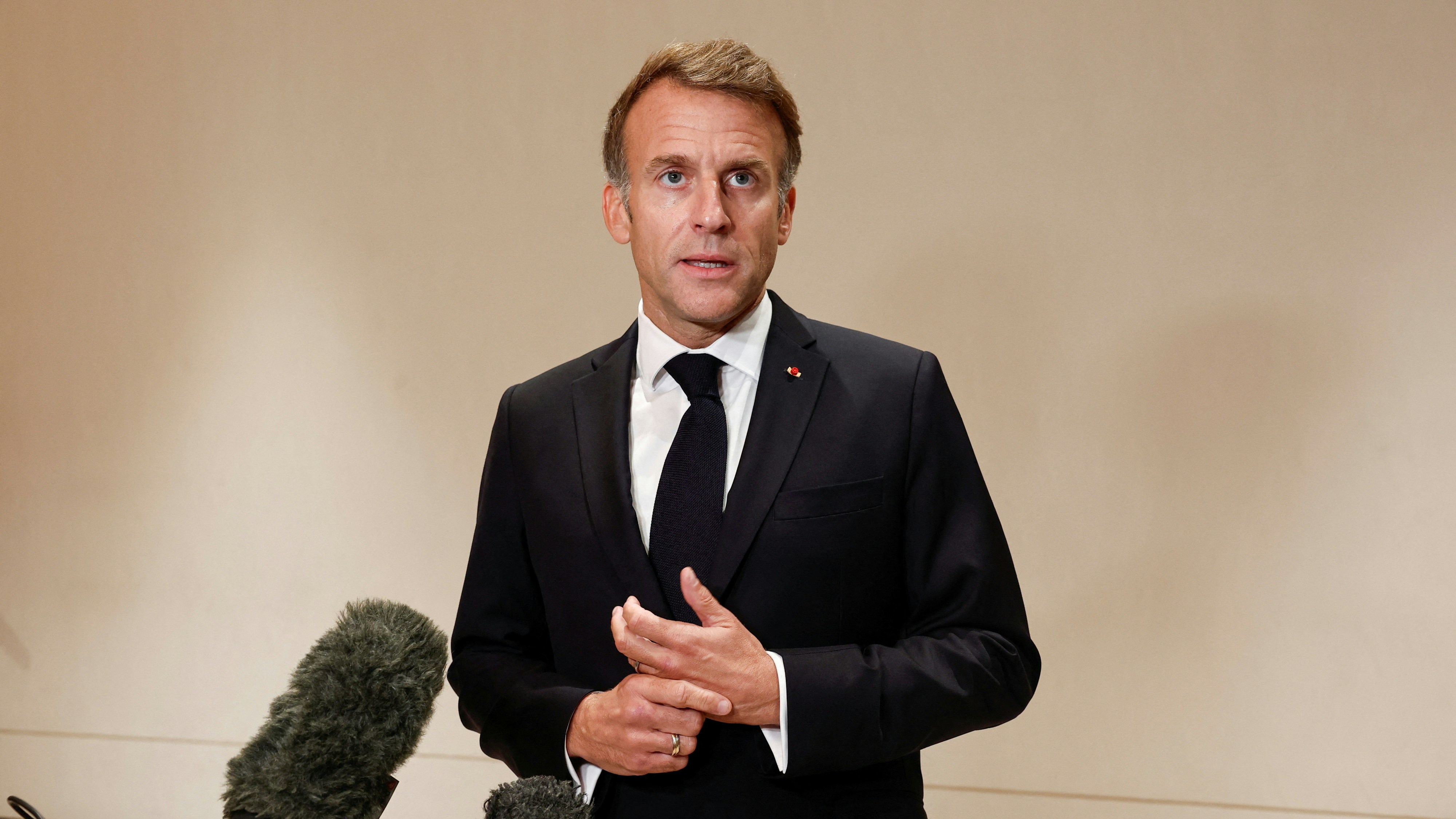 2026年10月21日，法国总统马克龙（Emmanuel Macron）在卡塔尔出席第九届「一个地球主权财富基金」（OPSWF）峰会时向媒体发表讲话。（Reuters）