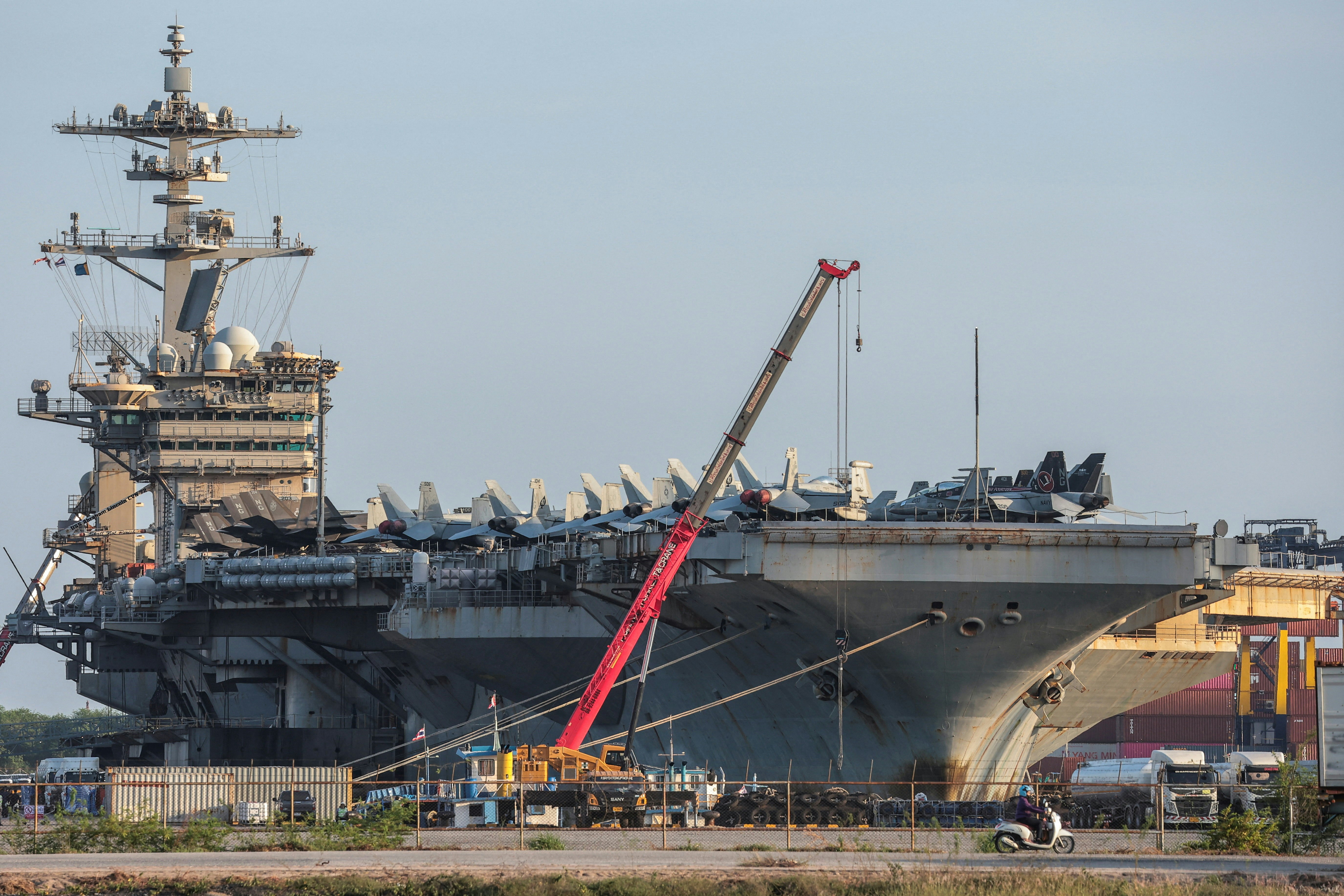 美国海军「林肯号」（USS Abraham Lincoln）航空母舰自去年11月离开母港圣地牙哥后，在海上度过286天，2日抵达泰国东部林查班港。（路透社）