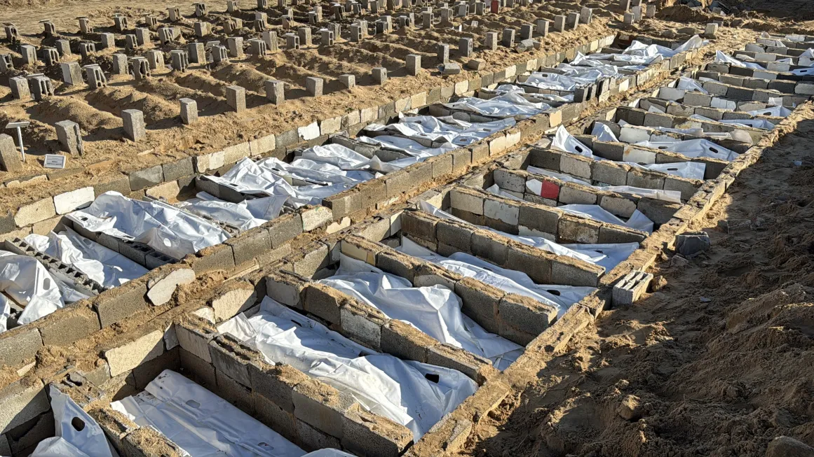 2025年12月18日，加沙代尔拜拉赫。希法医疗中心为从一栋5层住宅楼废墟中寻回的巴勒斯坦遇难者举行殡礼祈祷仪式。这栋楼房属于萨利姆(Salim)一家，遭袭时住着100多人，救援人员已从废墟中找回80具遗体。