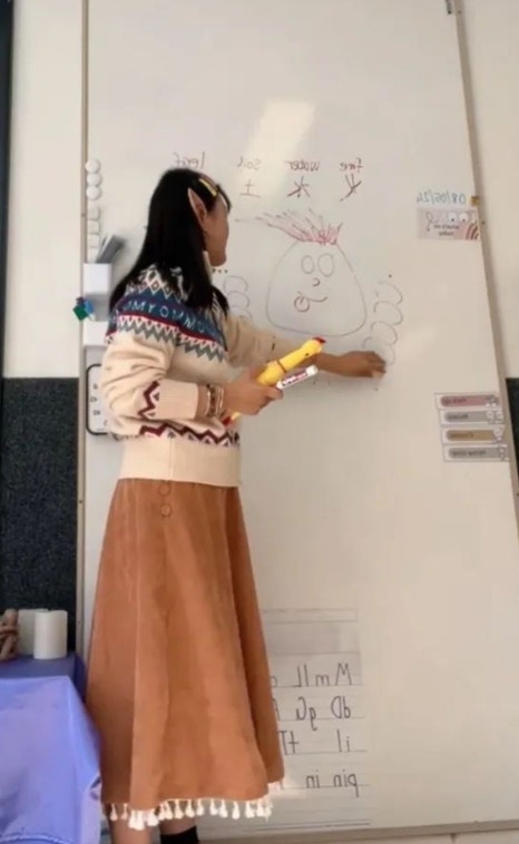 「我就想到，能不能把之前在国内教培机构学到的教学方法，用在澳洲的课堂上。比方说，我加入小组竞争的方式，每节课采用积分制，答对问题和做游戏赢了都可以加分。起初，很多小朋友一上课就哭，因为他们接受不了自己输，但是输著输著也适应了。」（一条授权使用）