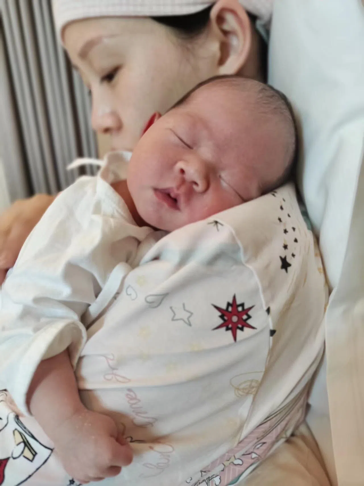 港府2023年10月首次推出新生婴儿奖励金计划,合资格新生婴儿可以获当局发放2万港元(3264新元)现金。新一年度施政报告更宣布即日起,第二名及之后出生的子女,奖励金由2万港元提升至3万港元。(中通社)