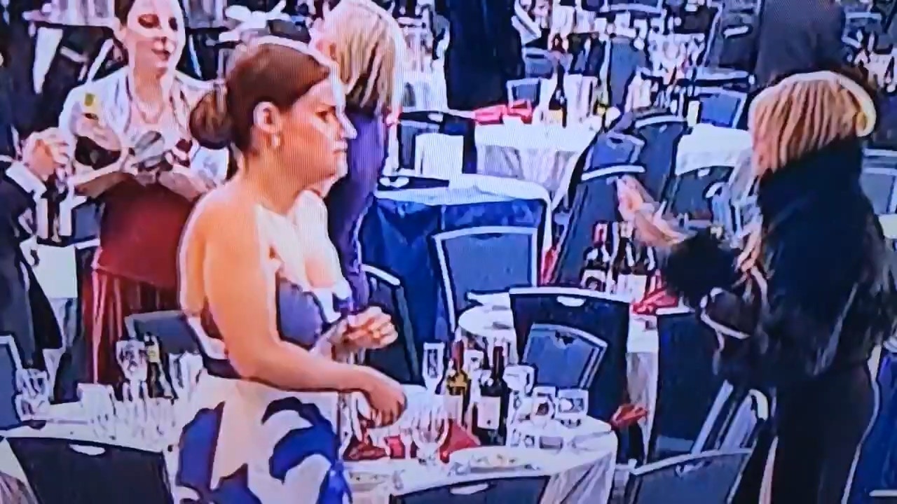 美国白宫记者协会晚宴发生枪击案，在事件过后的混乱场面中，有影片显示一名女子迅速从桌上拿取多瓶酒离开，引发网路热议。（图/翻摄自X@TeslaBoomerPapa）