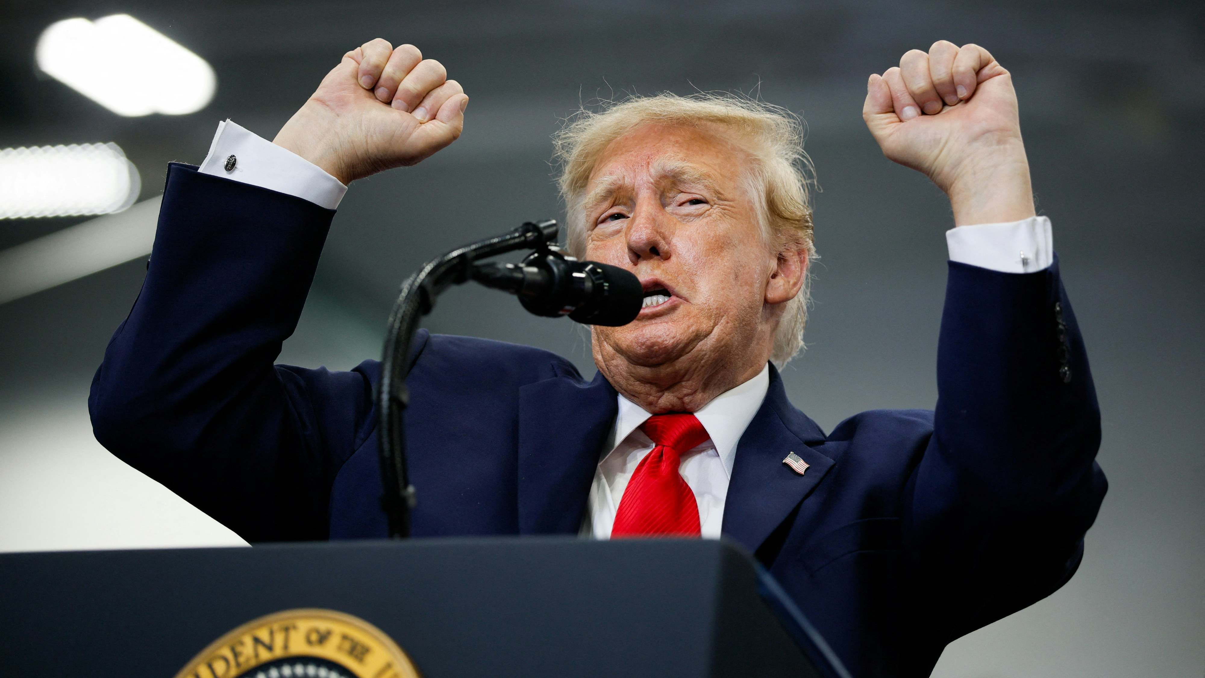 2026年10月13日，美国阿拉斯加州，总统特朗普（Donald Trump）出席一个竞选集会发表演说时，在台上举起双拳。（Reuters）